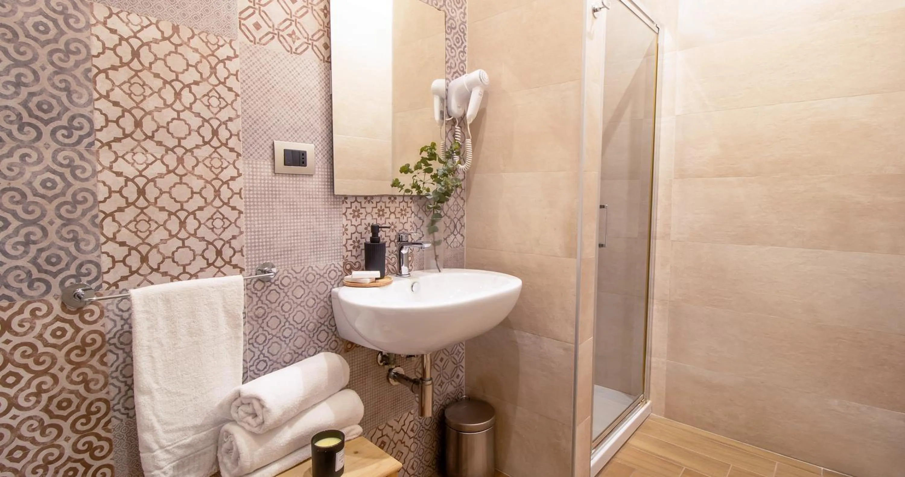 Shower in Musto Suites & Rooms