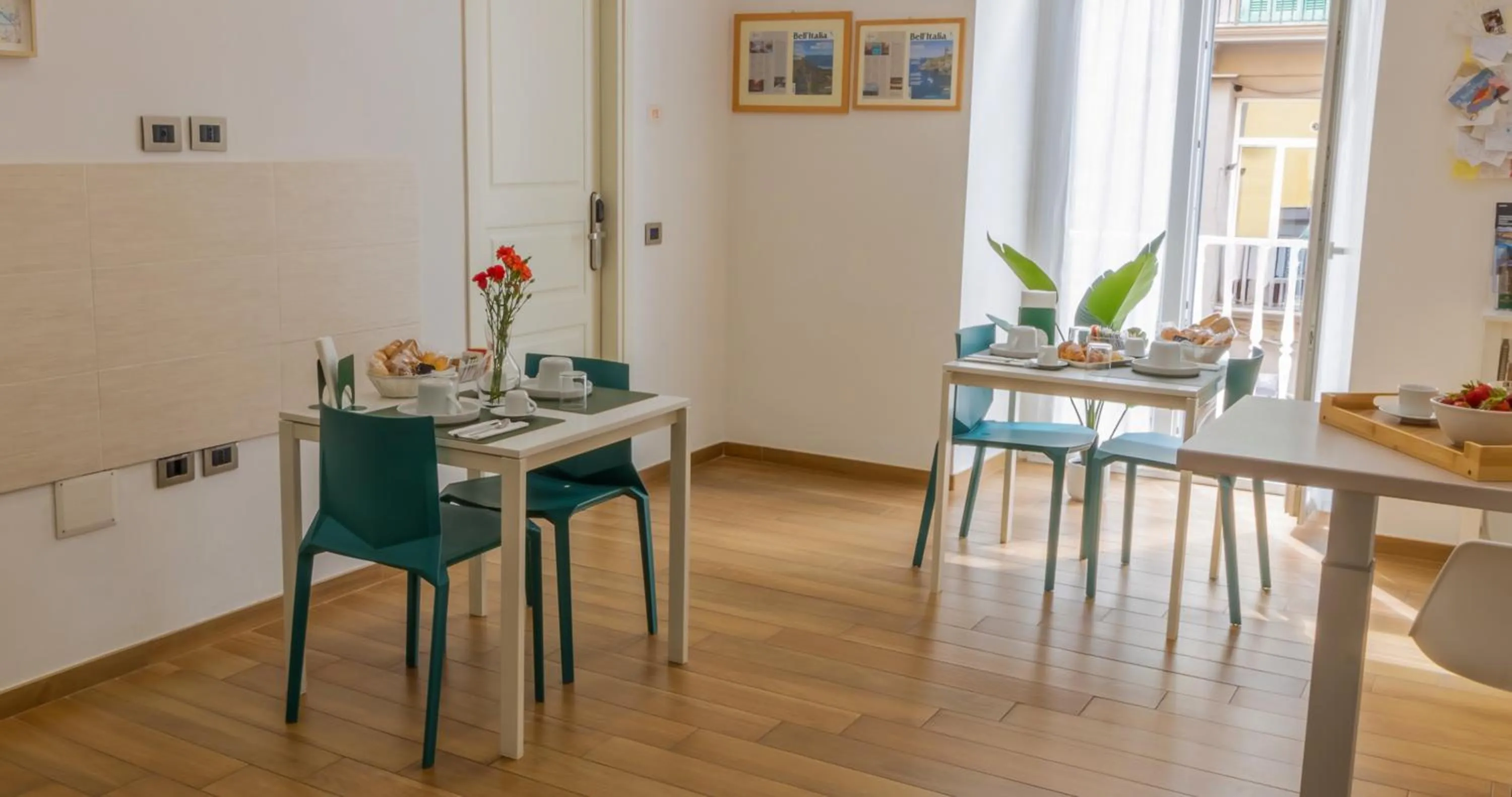 Communal lounge/ TV room in Musto Suites & Rooms