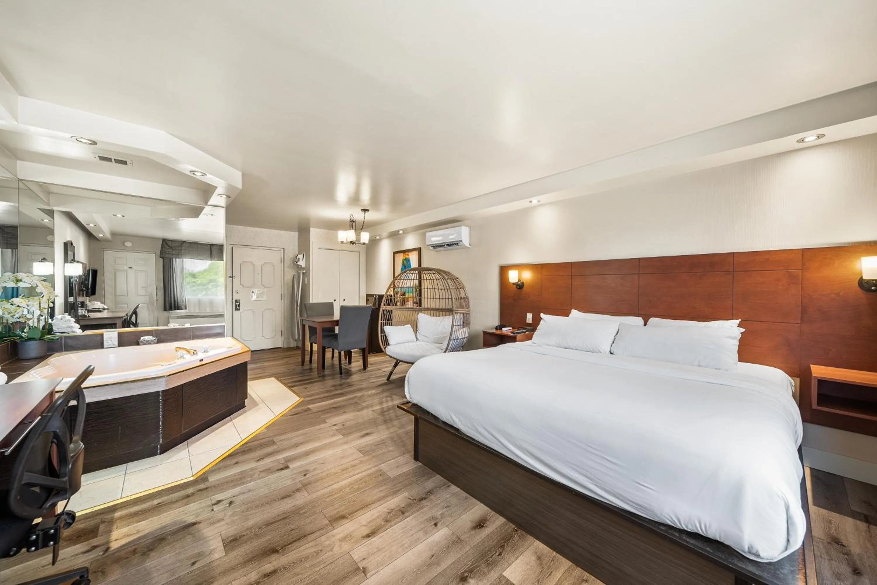 Photo of the whole room, Bed in Hotel-Motel Coconut