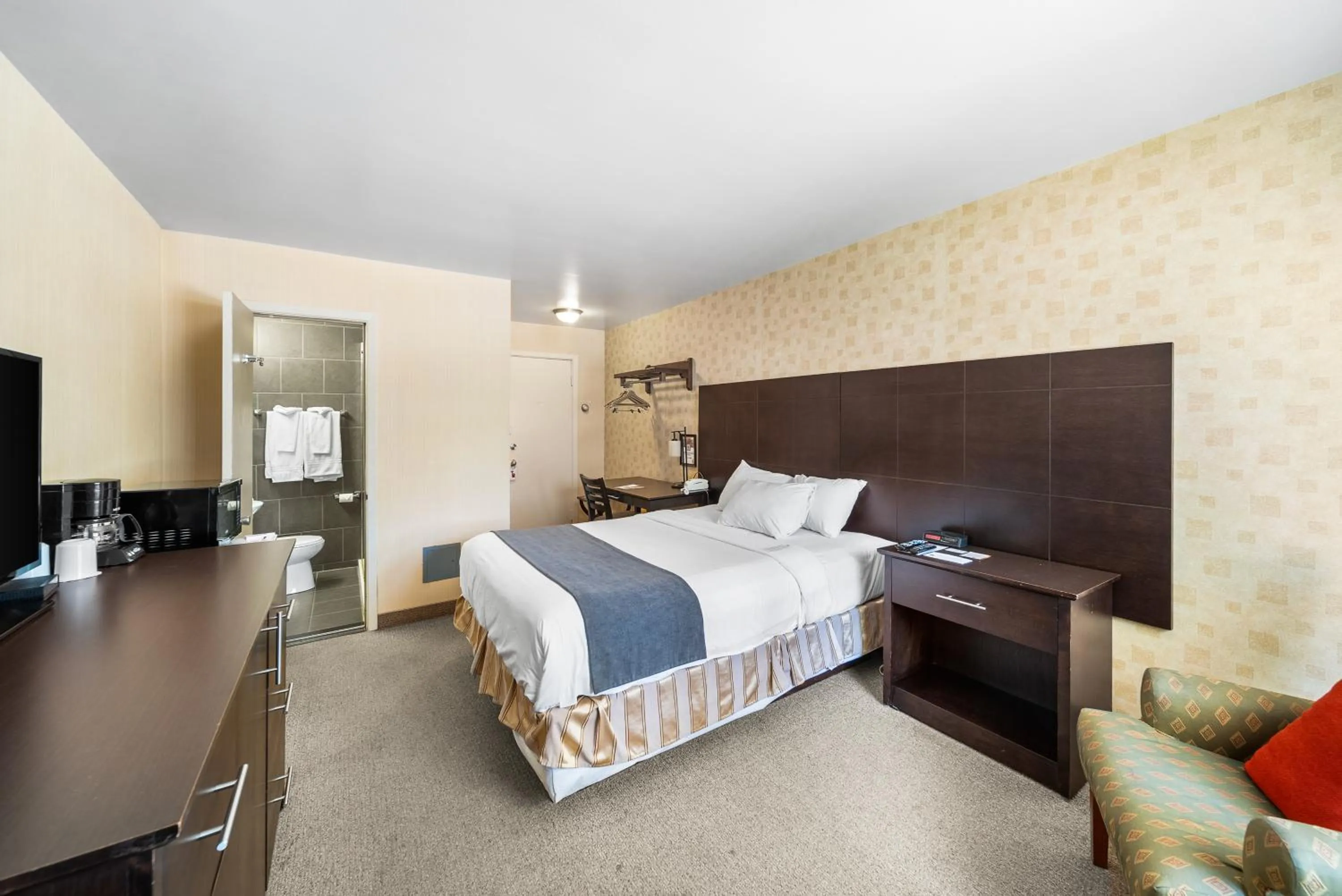 Photo of the whole room, Bed in Hotel-Motel Coconut