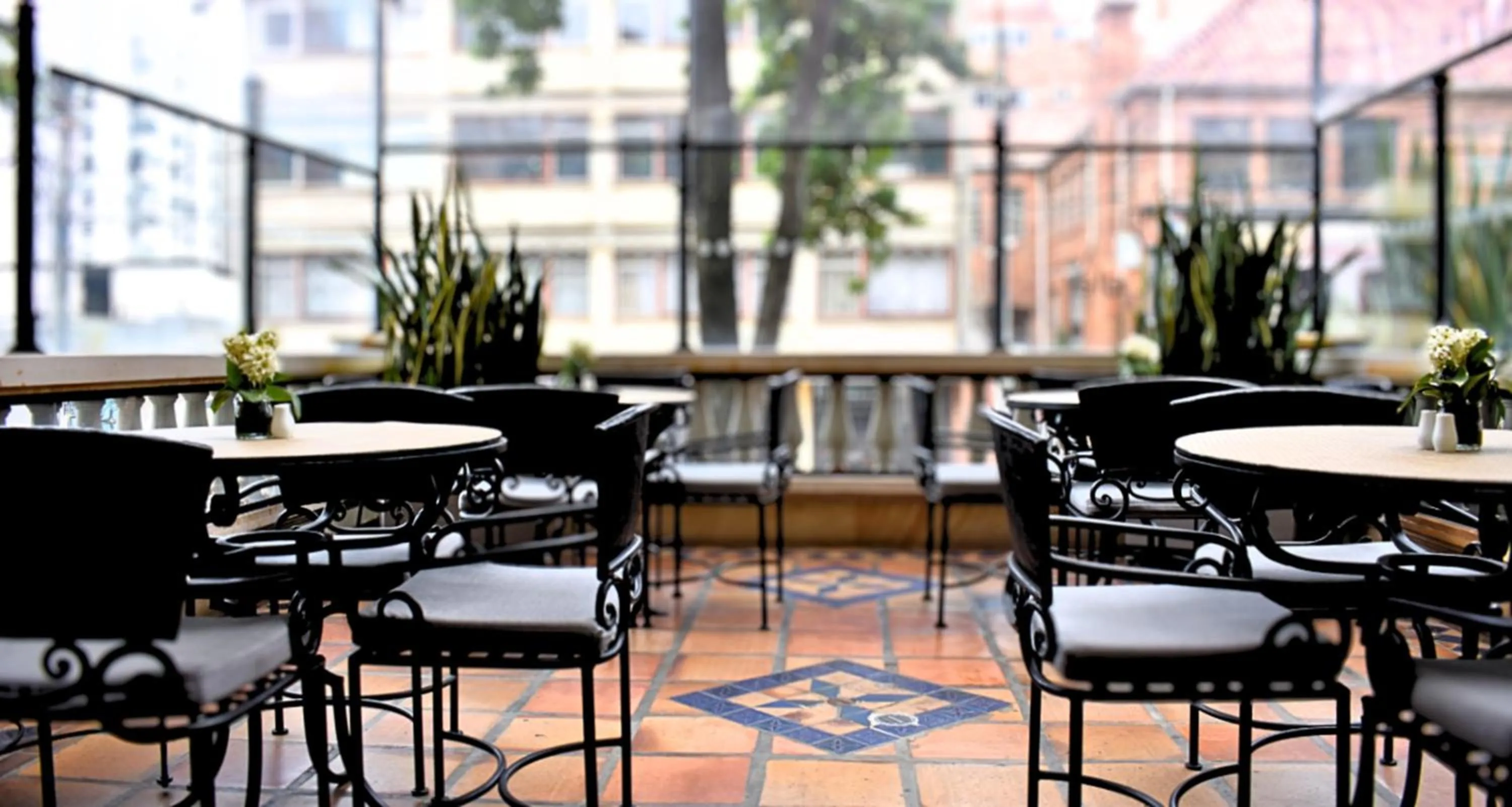 Restaurant/places to eat in Hotel Estelar Suites Jones