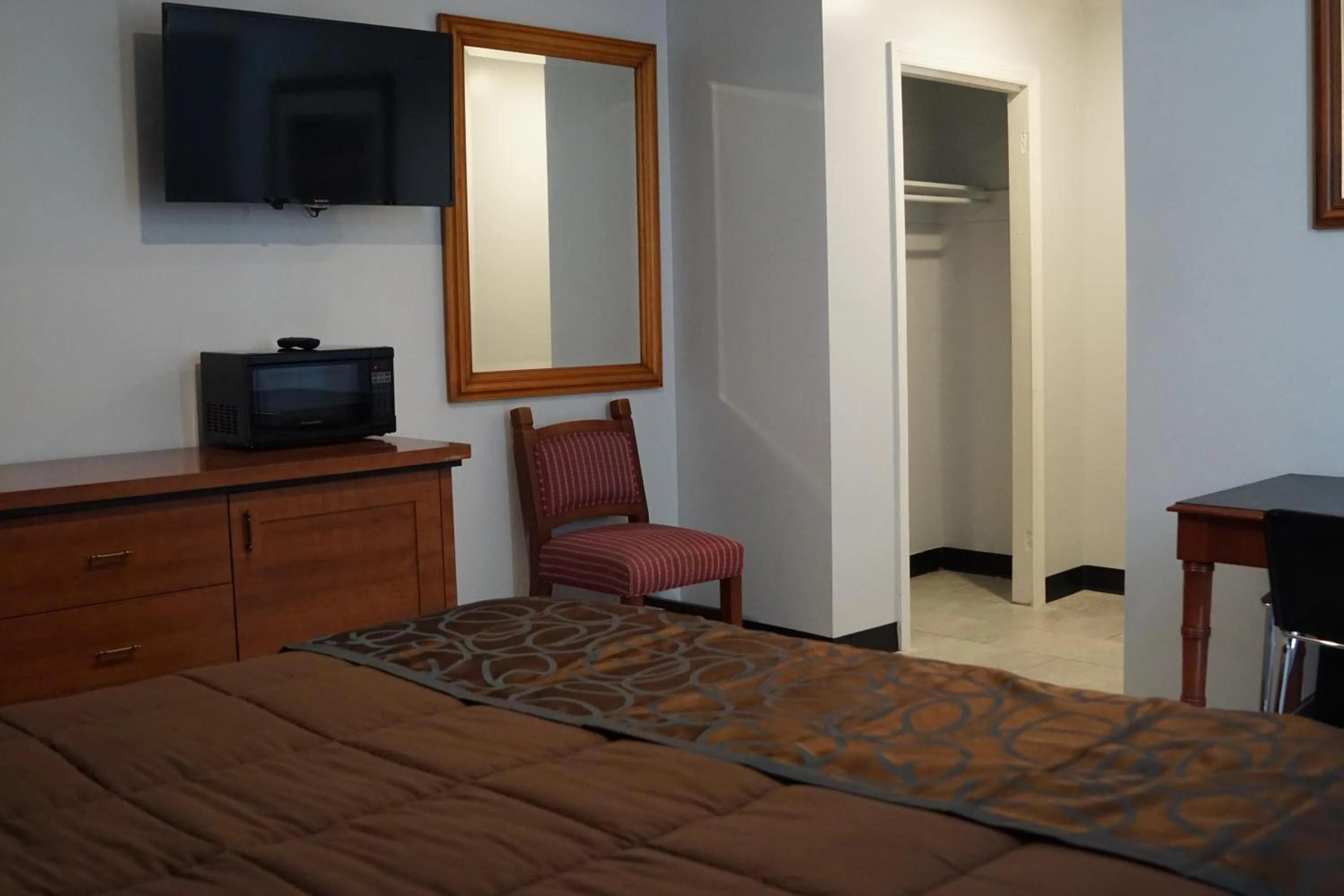 TV and multimedia, Bed in Sunrise Inn