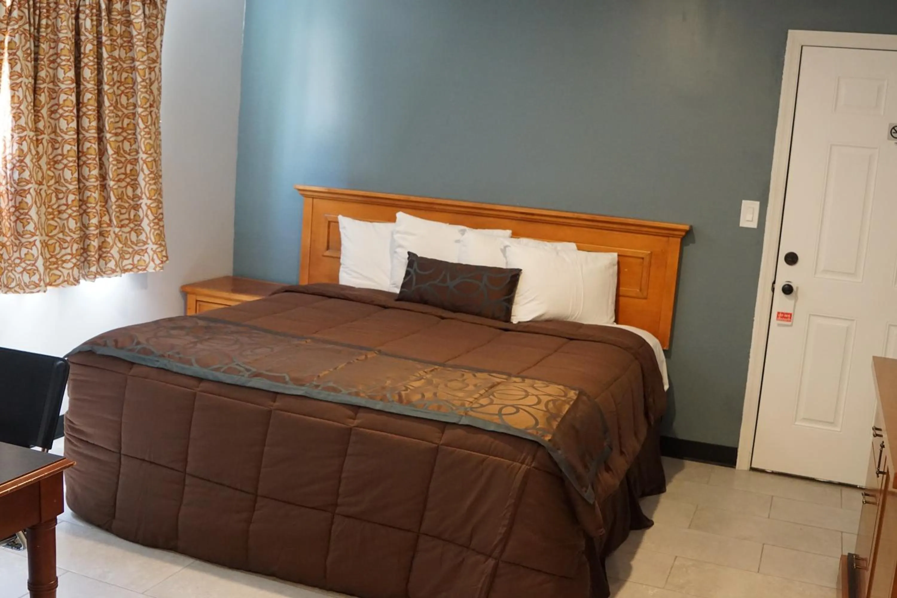 Bedroom, Bed in Sunrise Inn