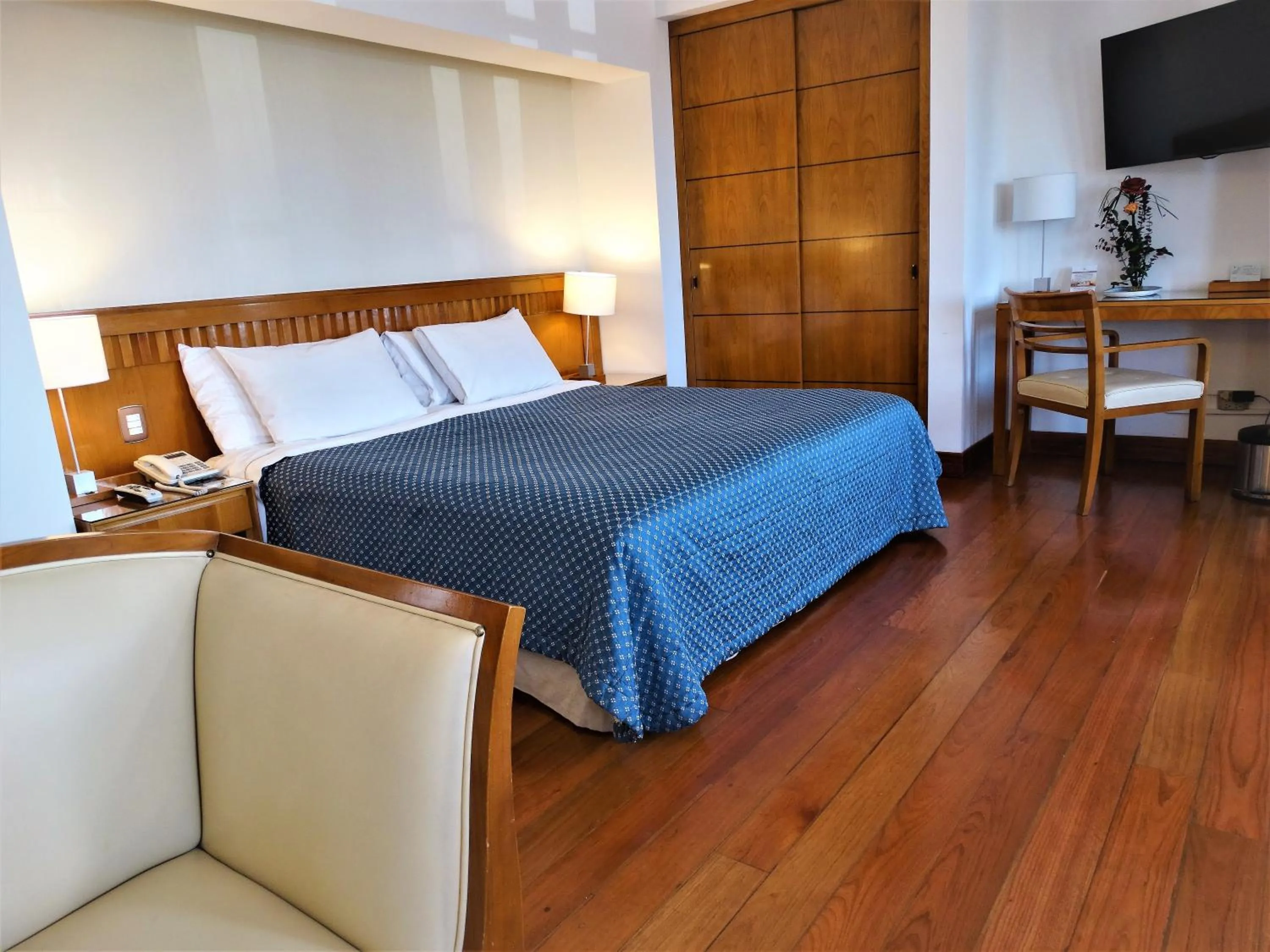 Property building, Bed in Hotel De La Opera