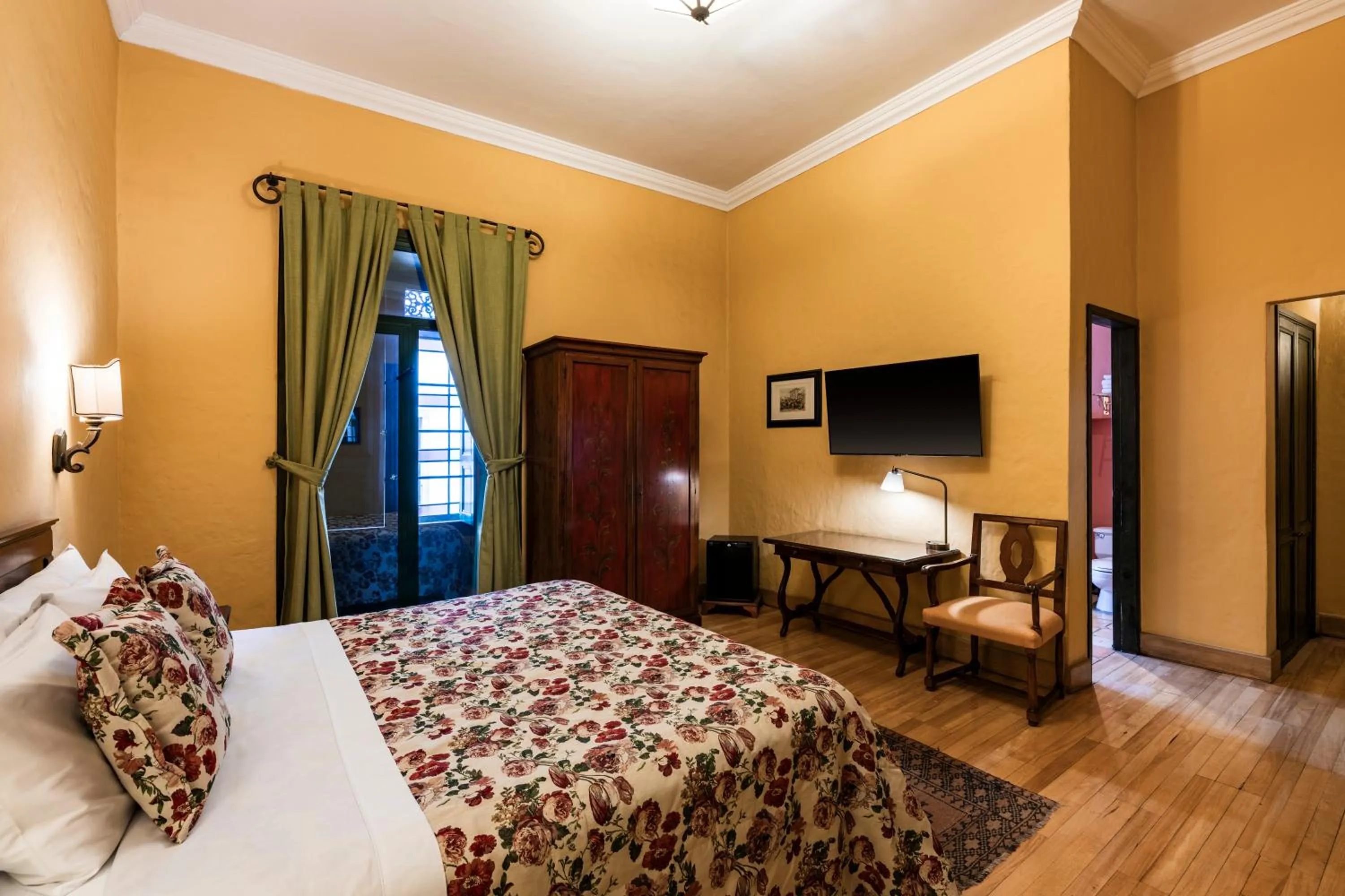 Property building, Bed in Hotel De La Opera