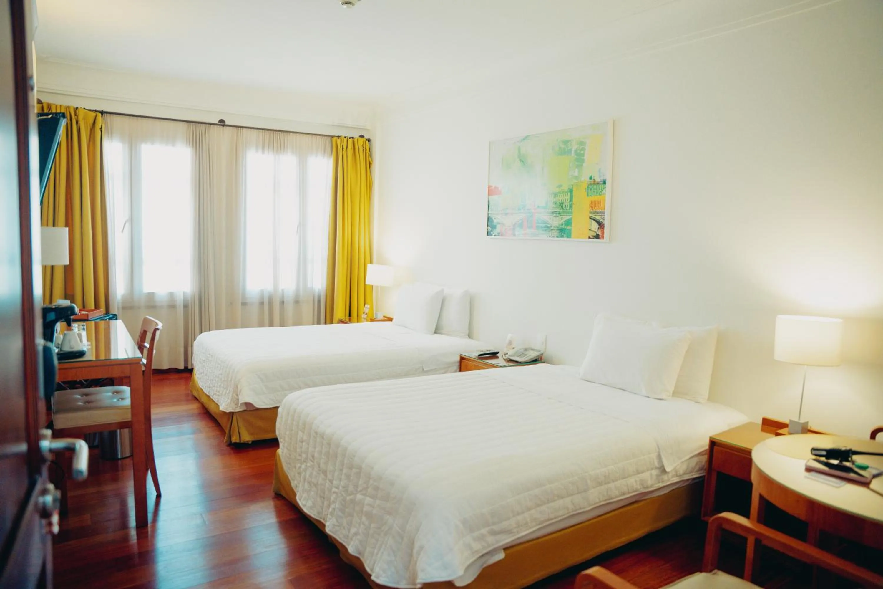 Property building, Bed in Hotel De La Opera