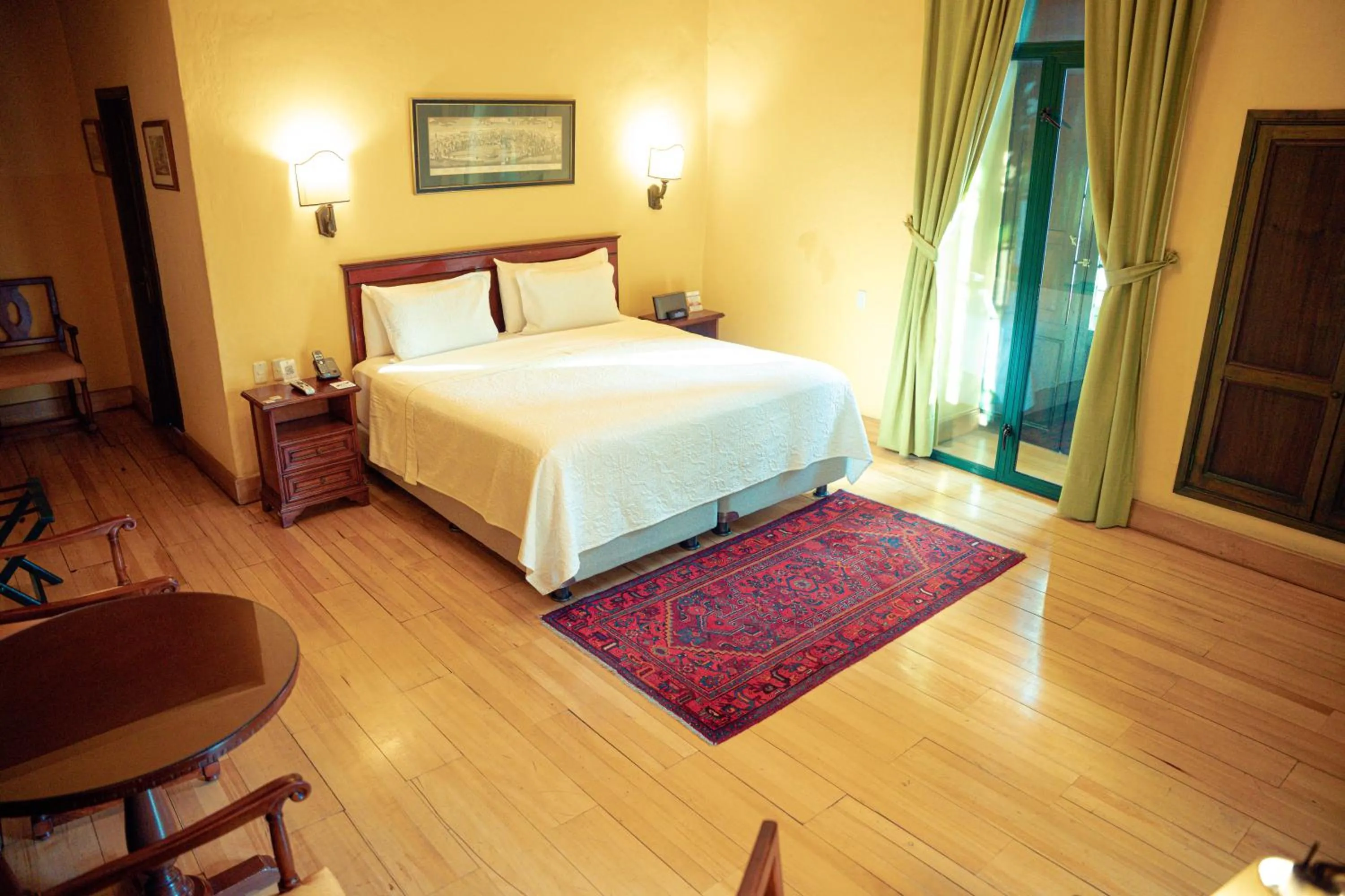 Property building, Bed in Hotel De La Opera