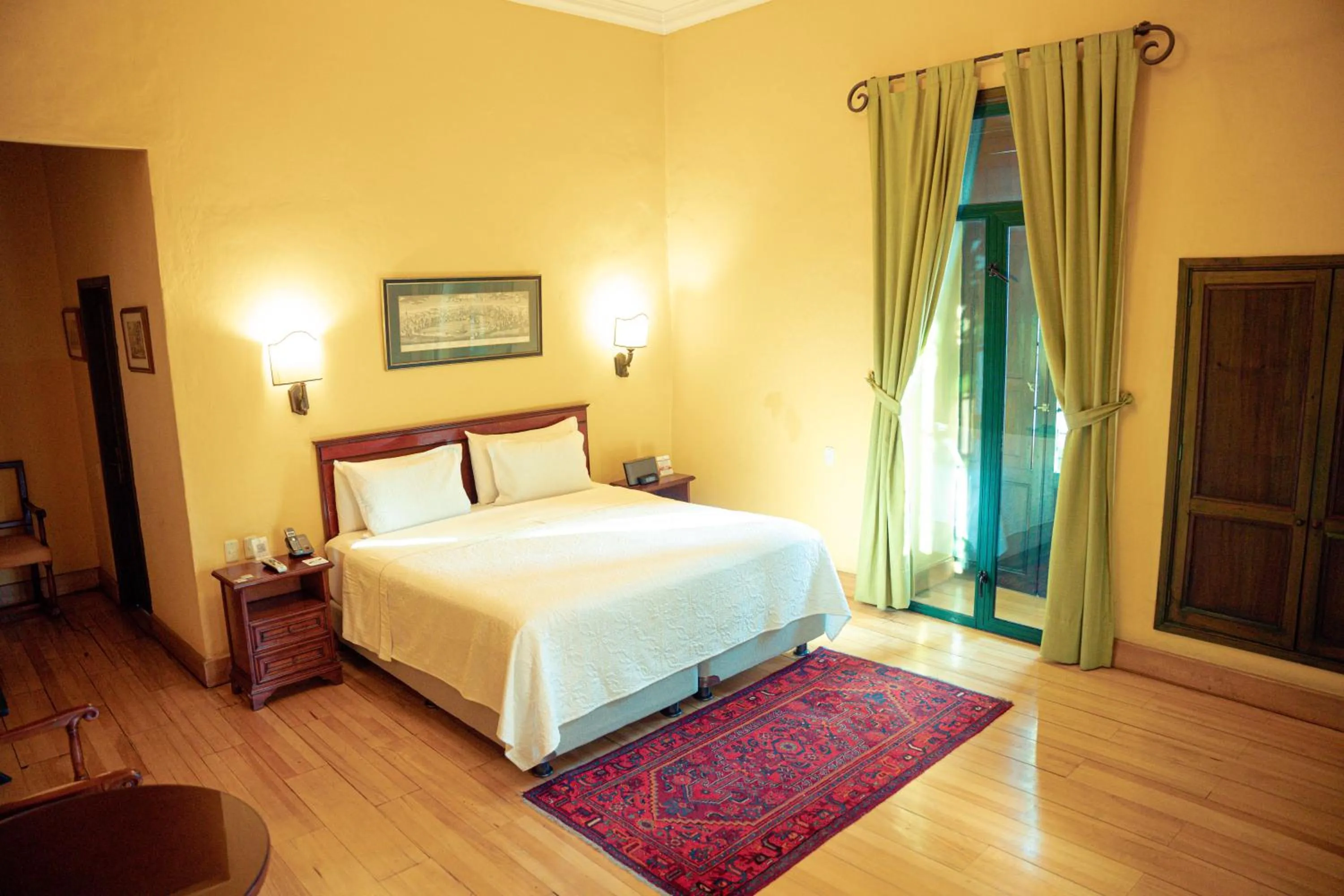 Property building, Bed in Hotel De La Opera