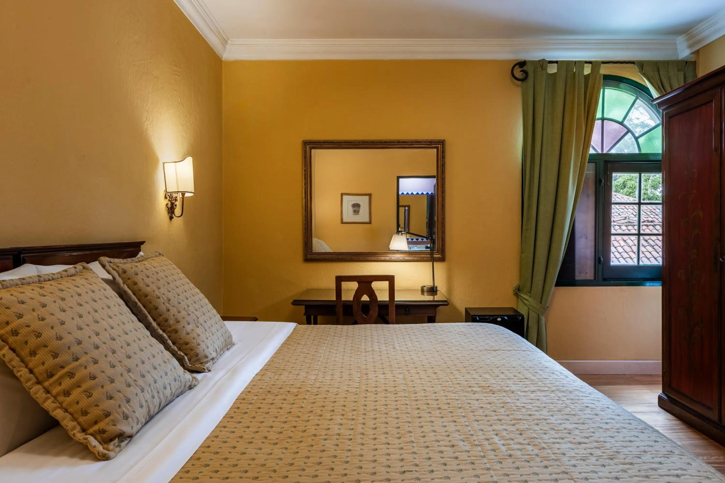 Property building, Bed in Hotel De La Opera