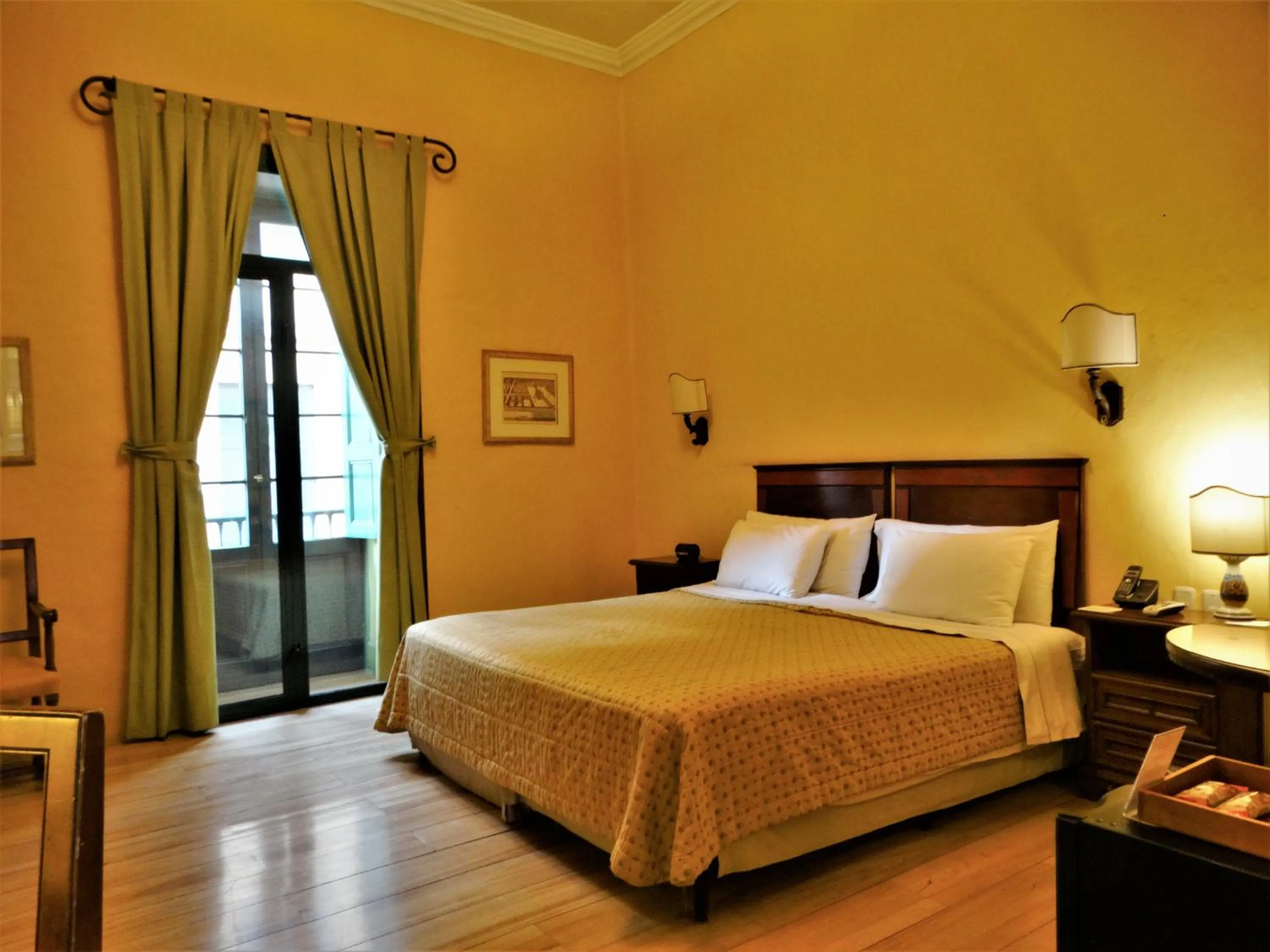 Property building, Bed in Hotel De La Opera