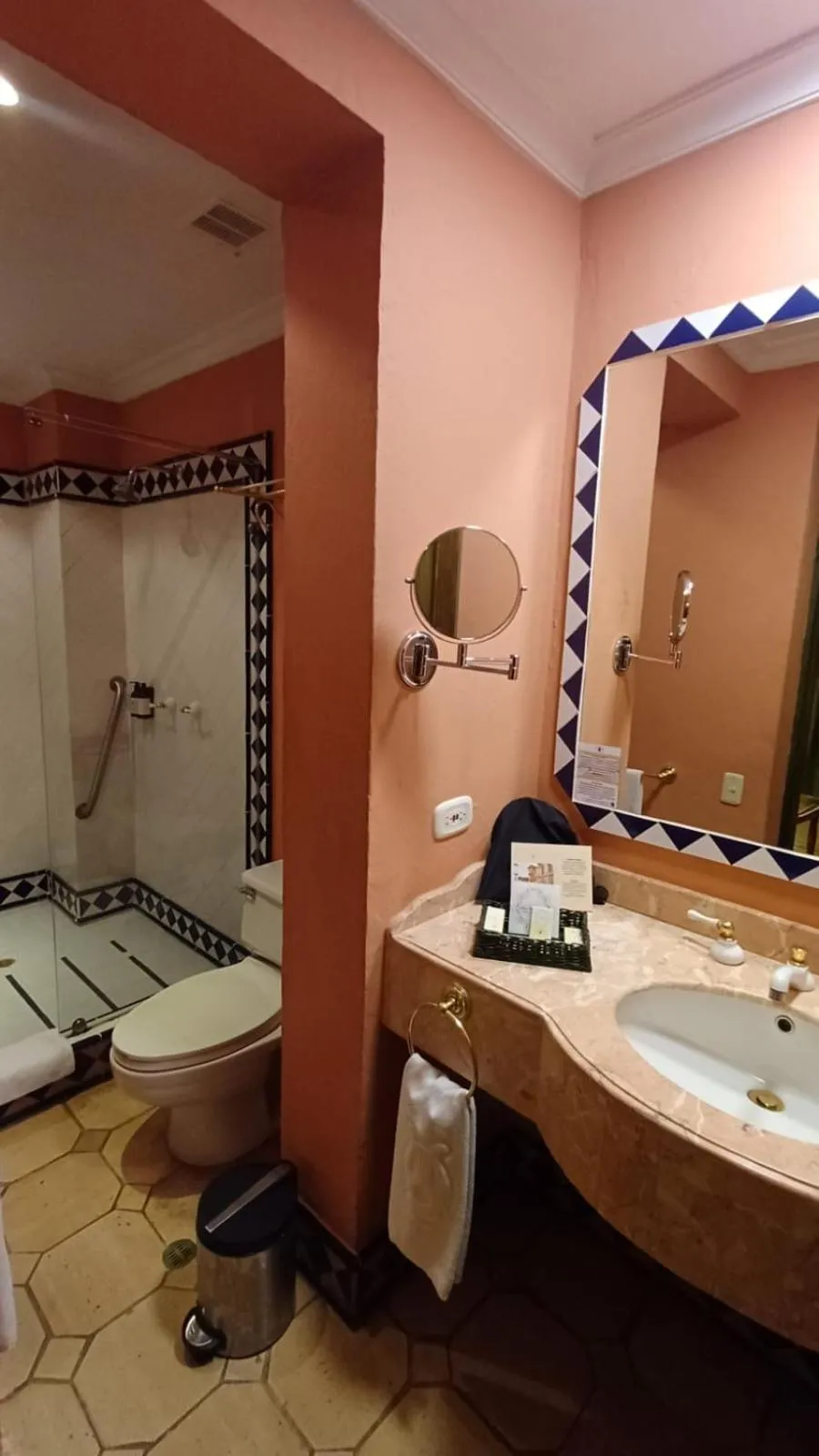 Bathroom in Hotel De La Opera