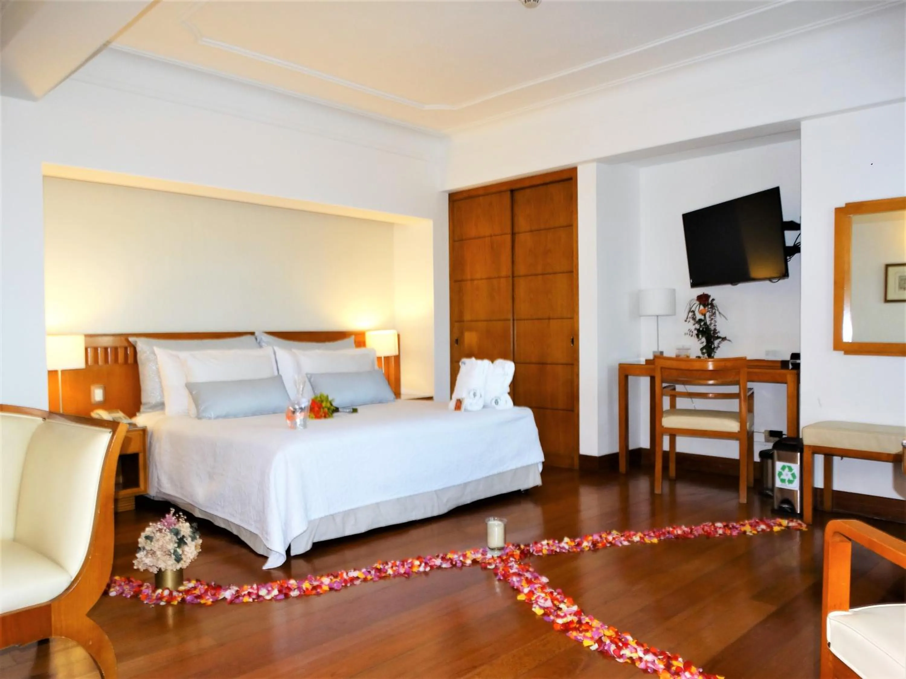 Property building, Bed in Hotel De La Opera