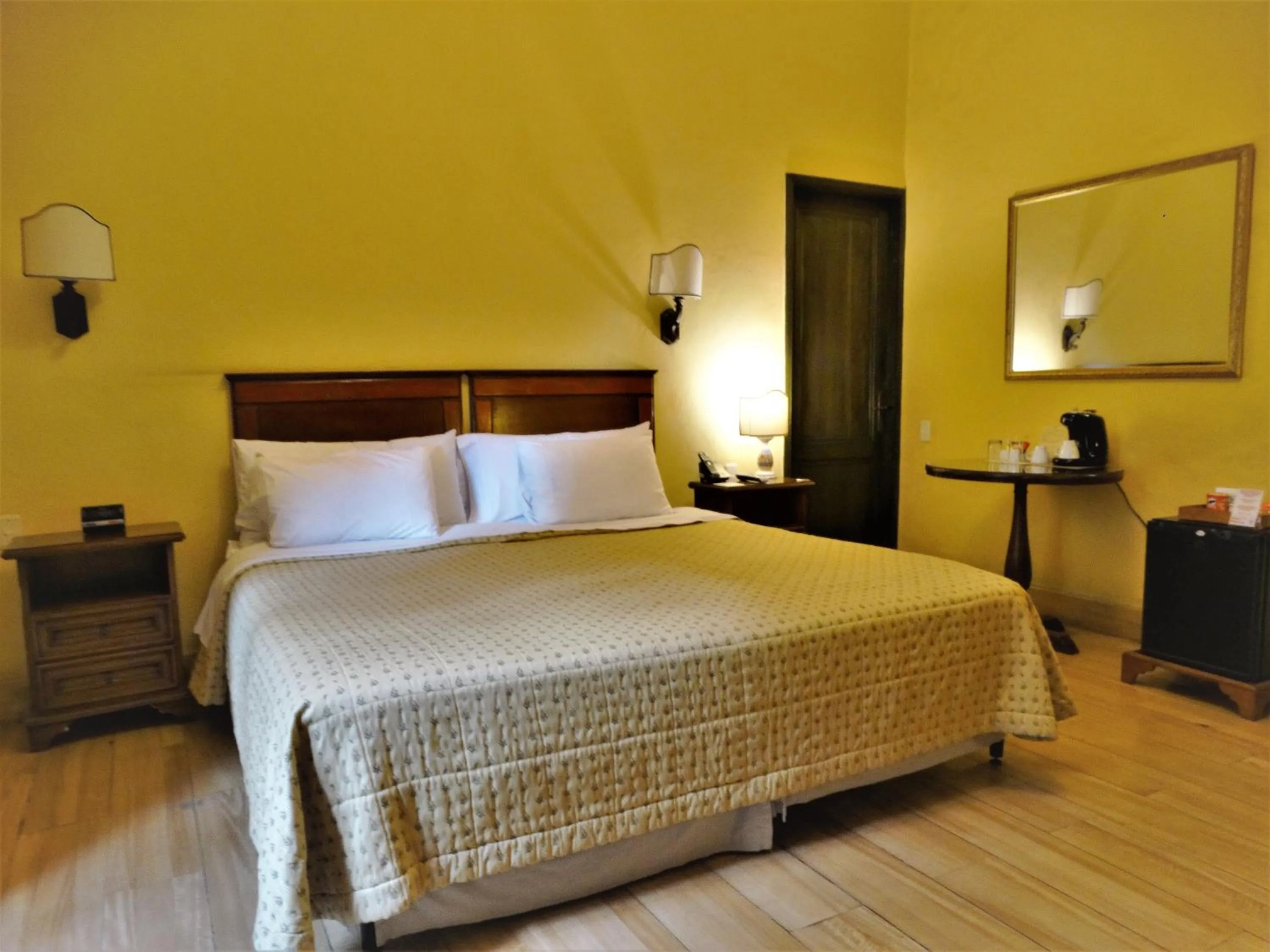 Property building, Bed in Hotel De La Opera