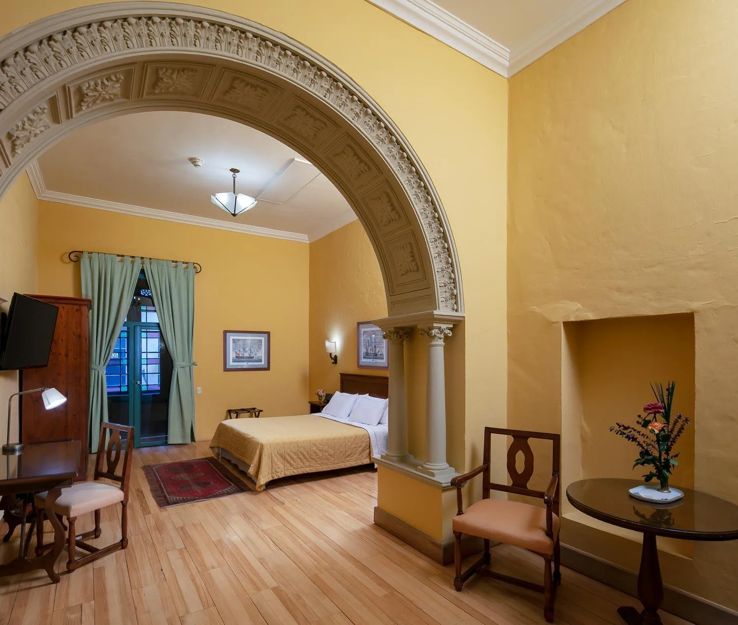 Property building, Bed in Hotel De La Opera