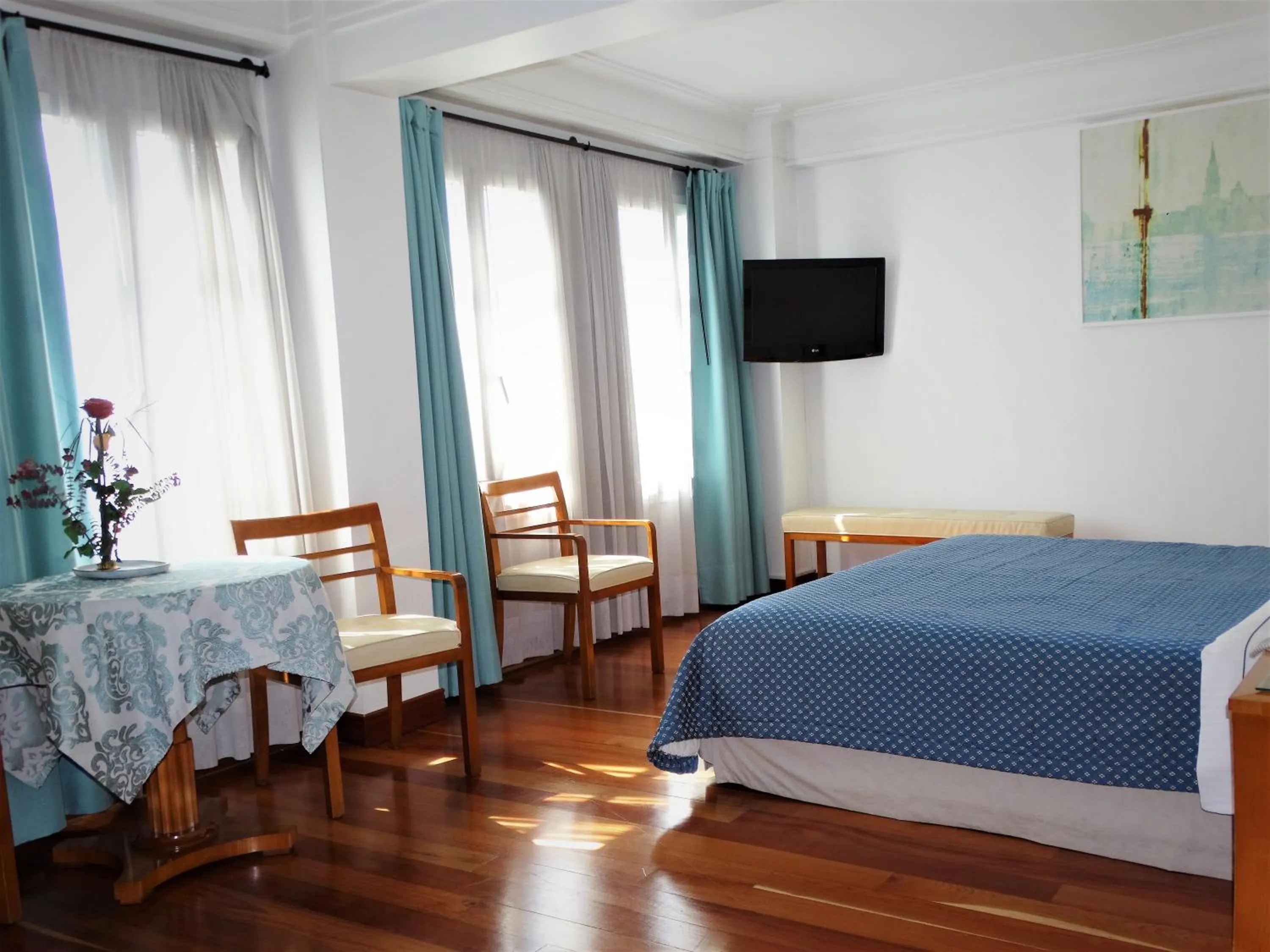 Property building, Bed in Hotel De La Opera