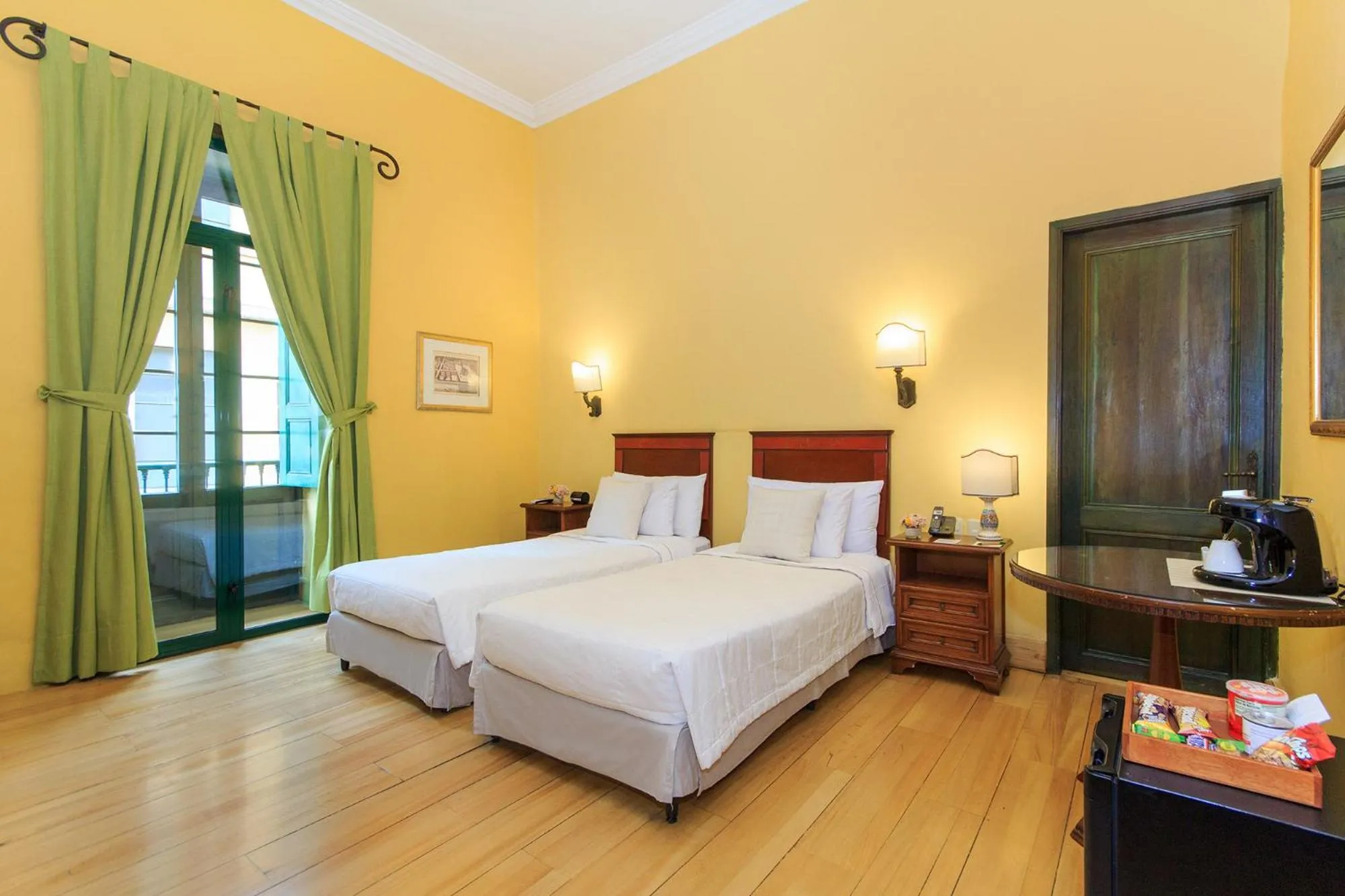 Property building, Bed in Hotel De La Opera