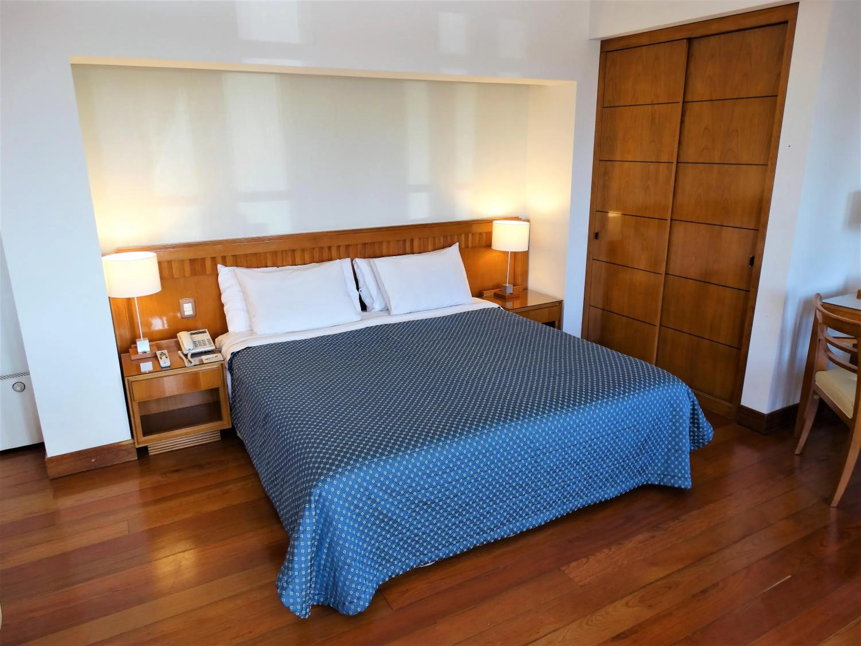 Property building, Bed in Hotel De La Opera