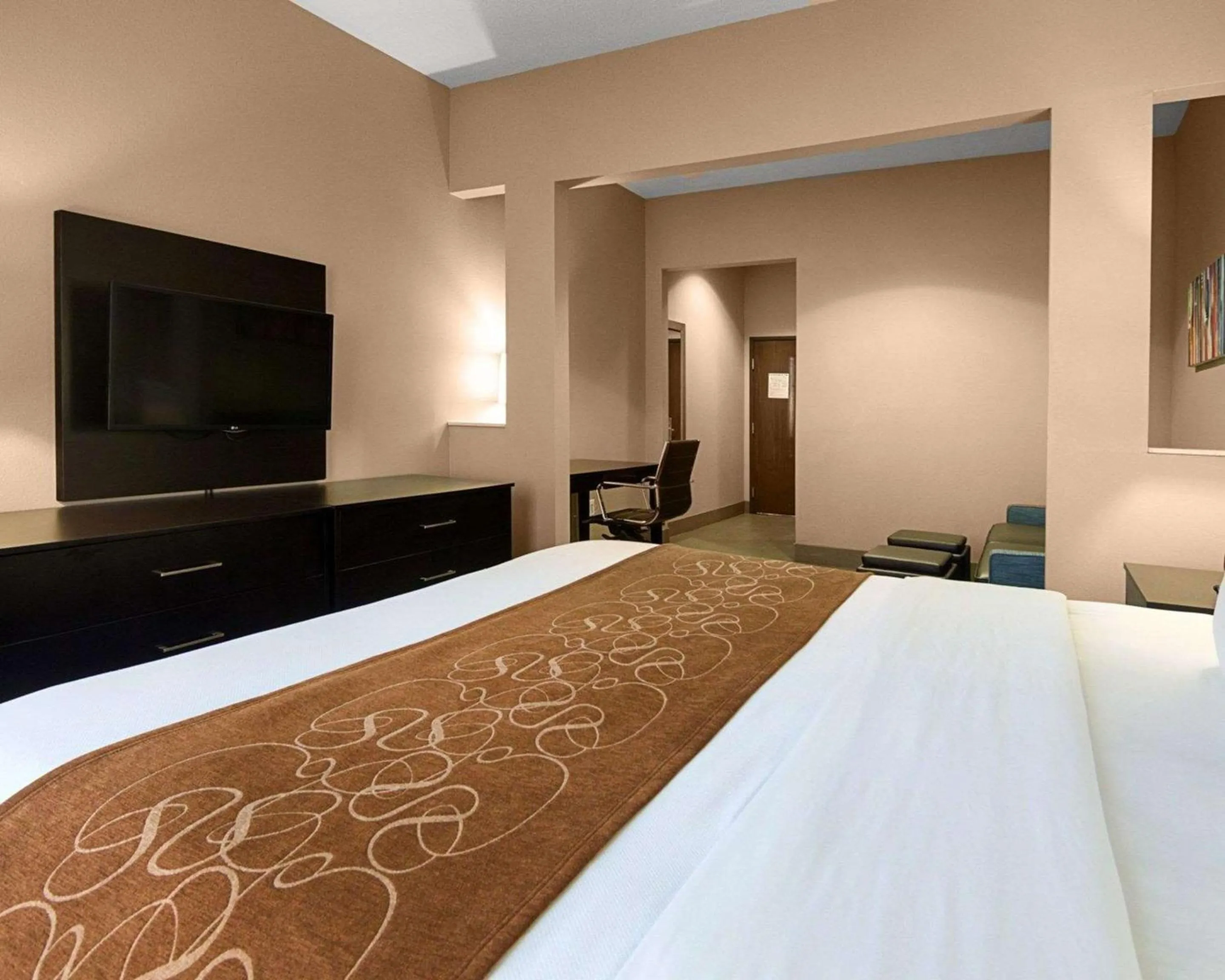 Photo of the whole room, Bed in Comfort Suites Houston West at Clay Road