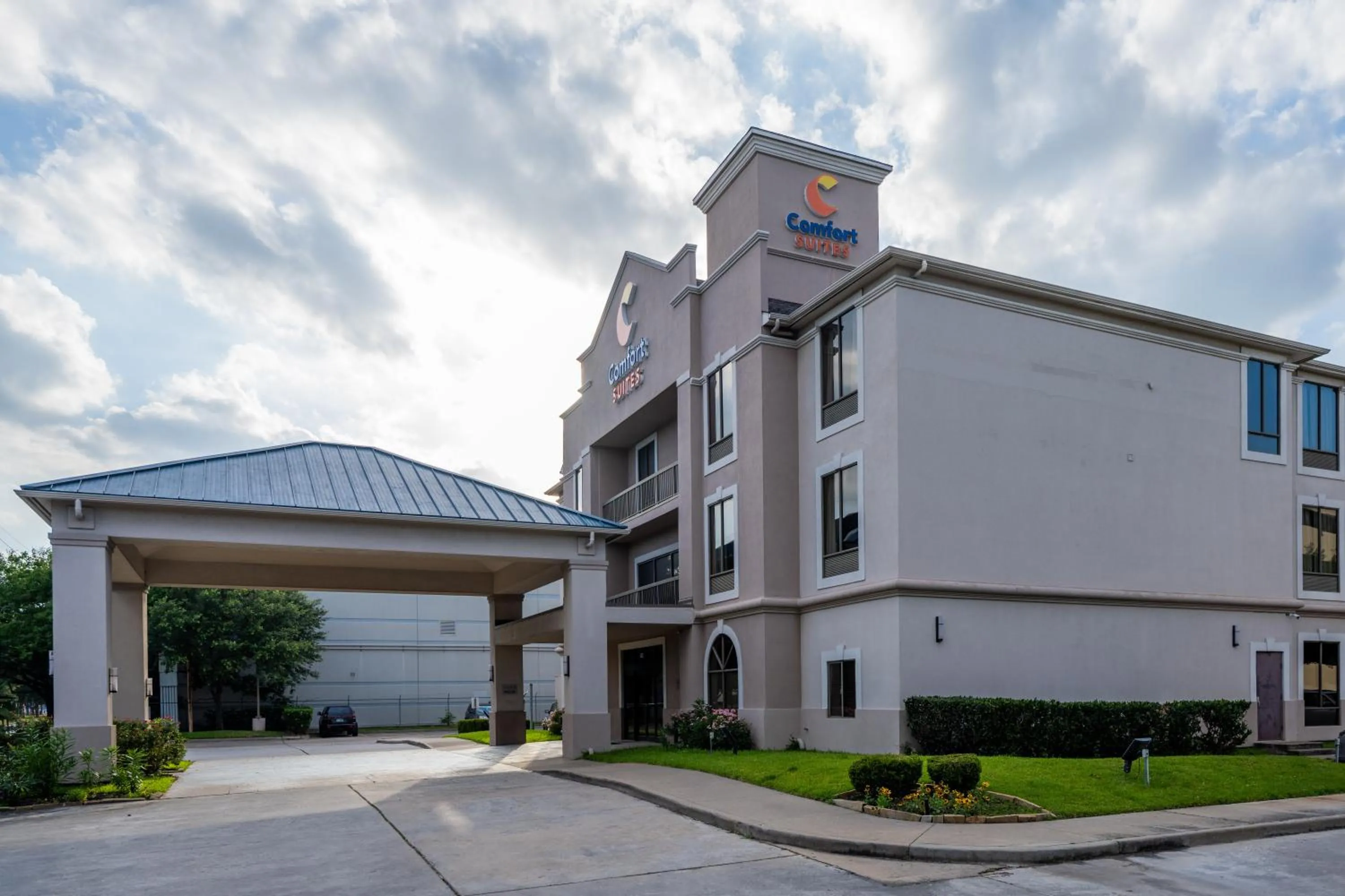 Property building in Comfort Suites Houston West at Clay Road