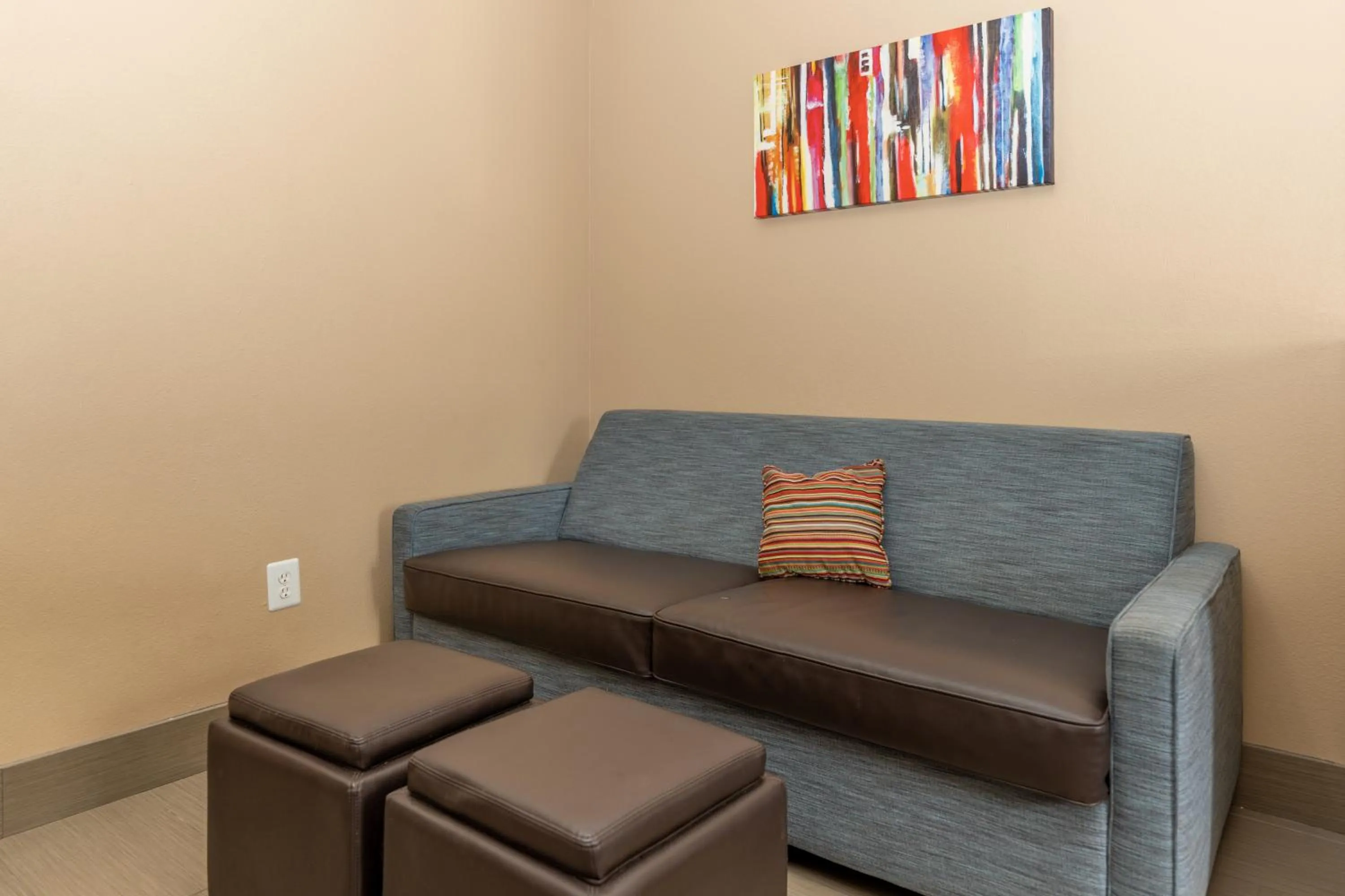 Seating area in Comfort Suites Houston West at Clay Road