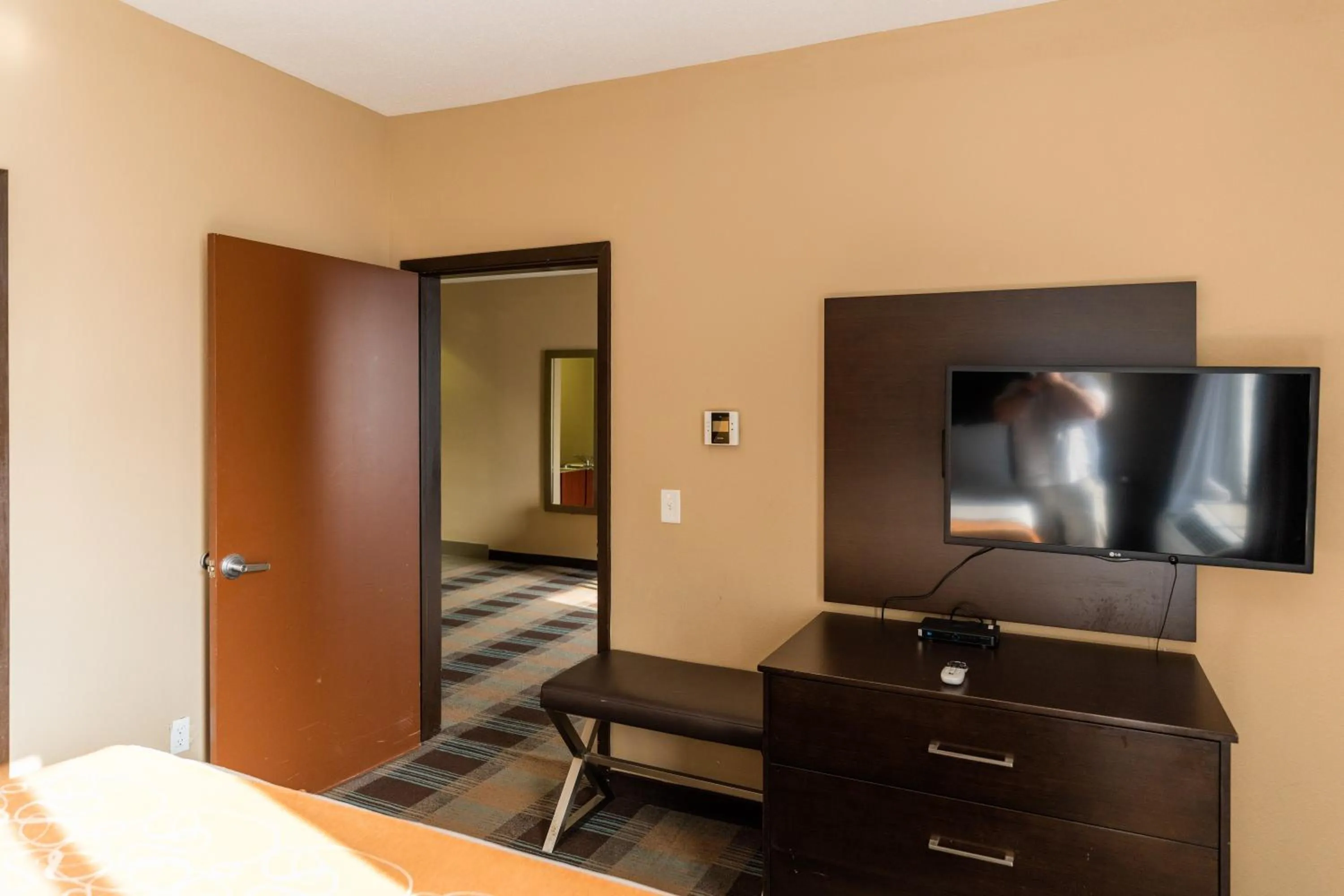 TV and multimedia, Bed in Comfort Suites Houston West at Clay Road