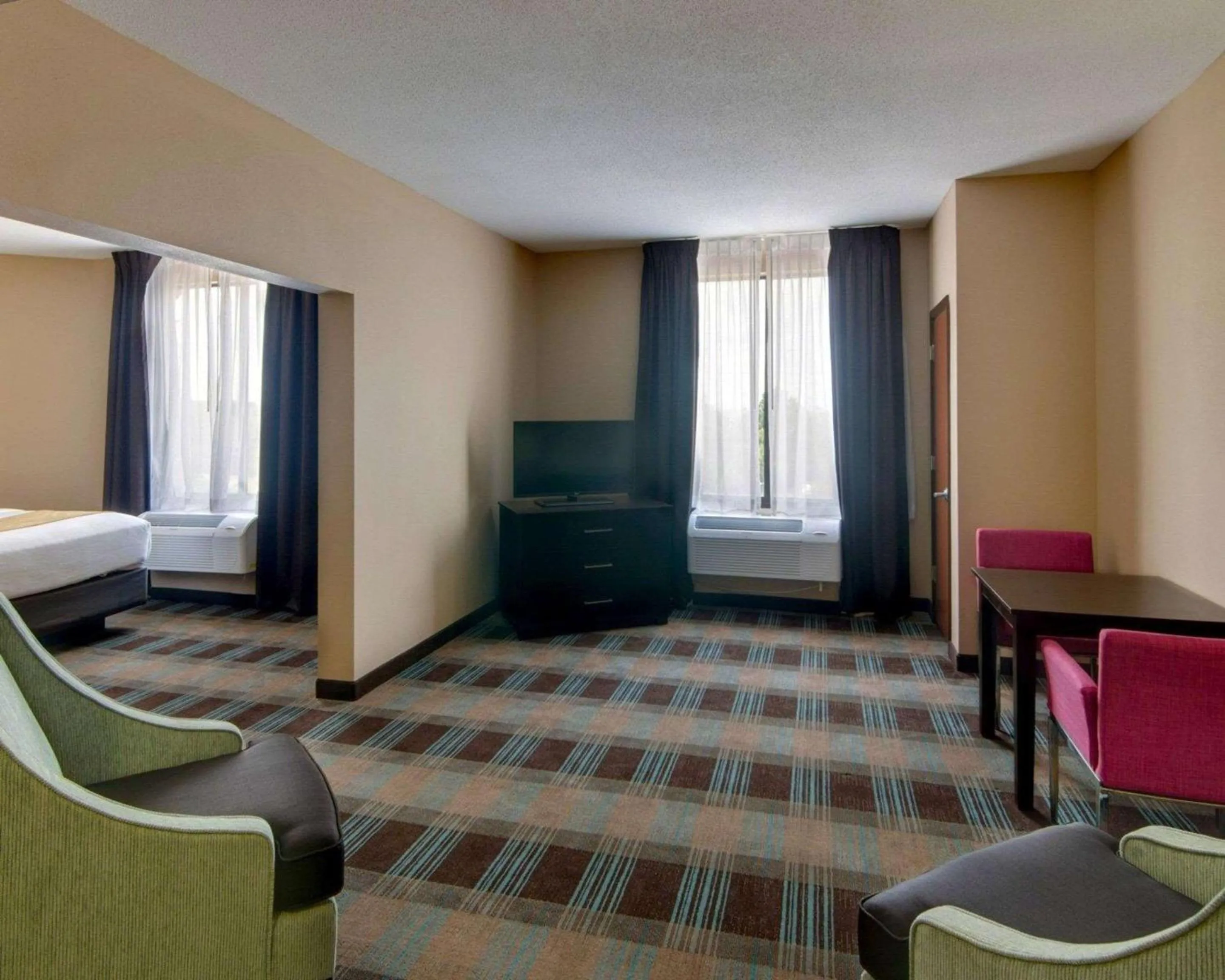 Photo of the whole room, Bed in Comfort Suites Houston West at Clay Road