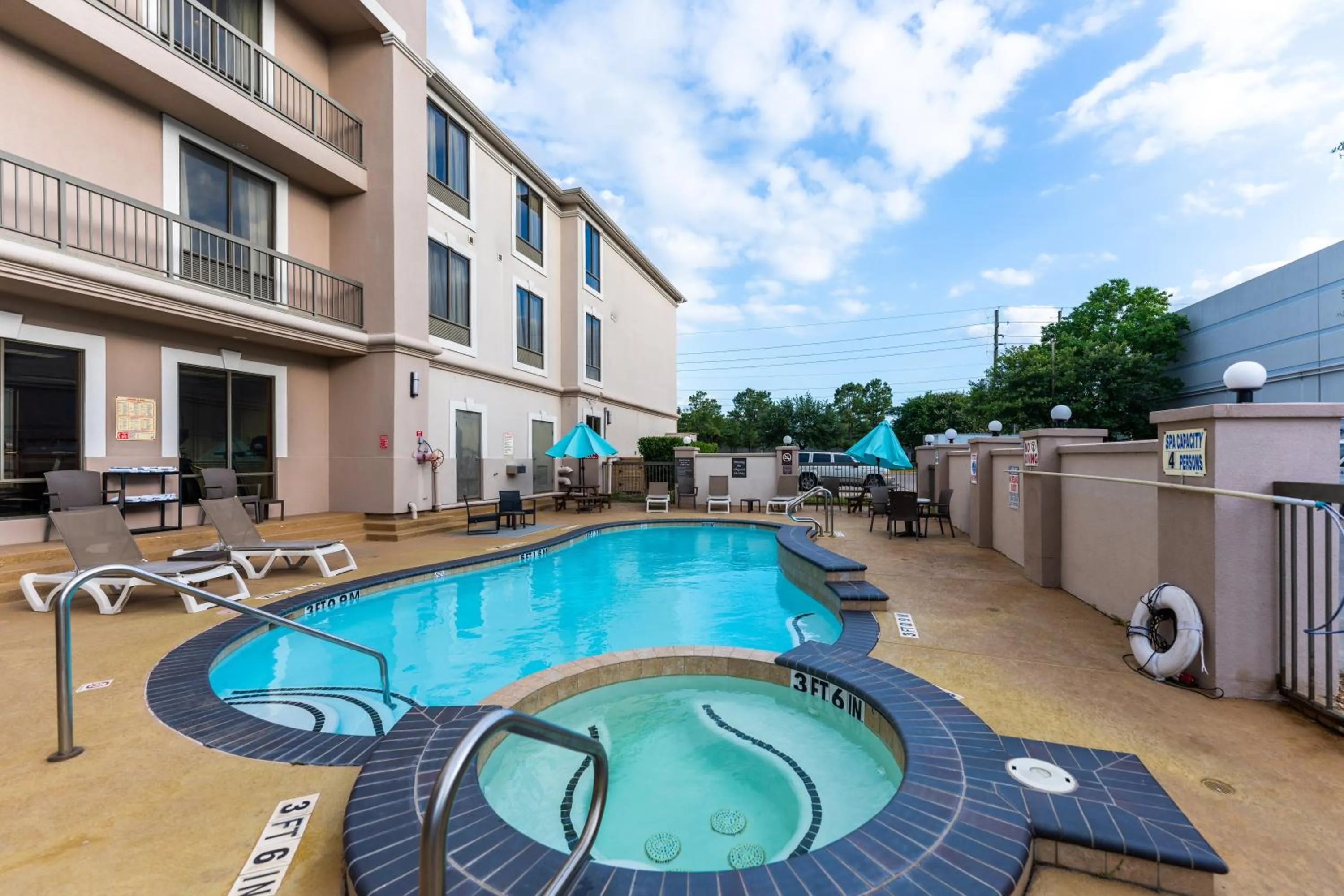 Property building in Comfort Suites Houston West at Clay Road