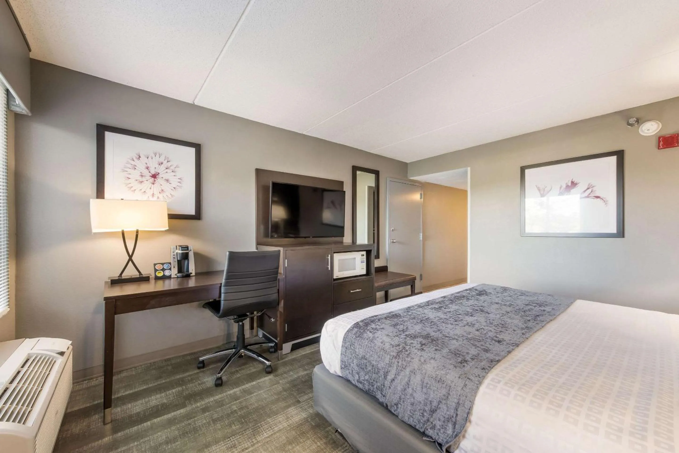 Bedroom, Bed in Clarion Pointe Greensboro Airport