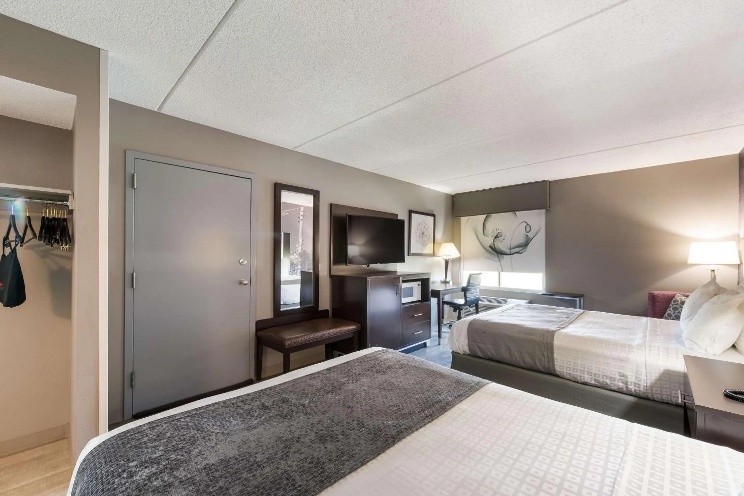 Bedroom, Bed in Clarion Pointe Greensboro Airport