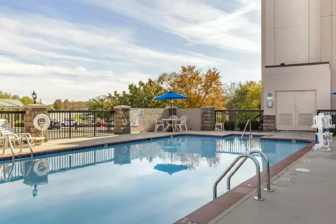 Swimming pool in Comfort Inn Greensboro - Kernersville