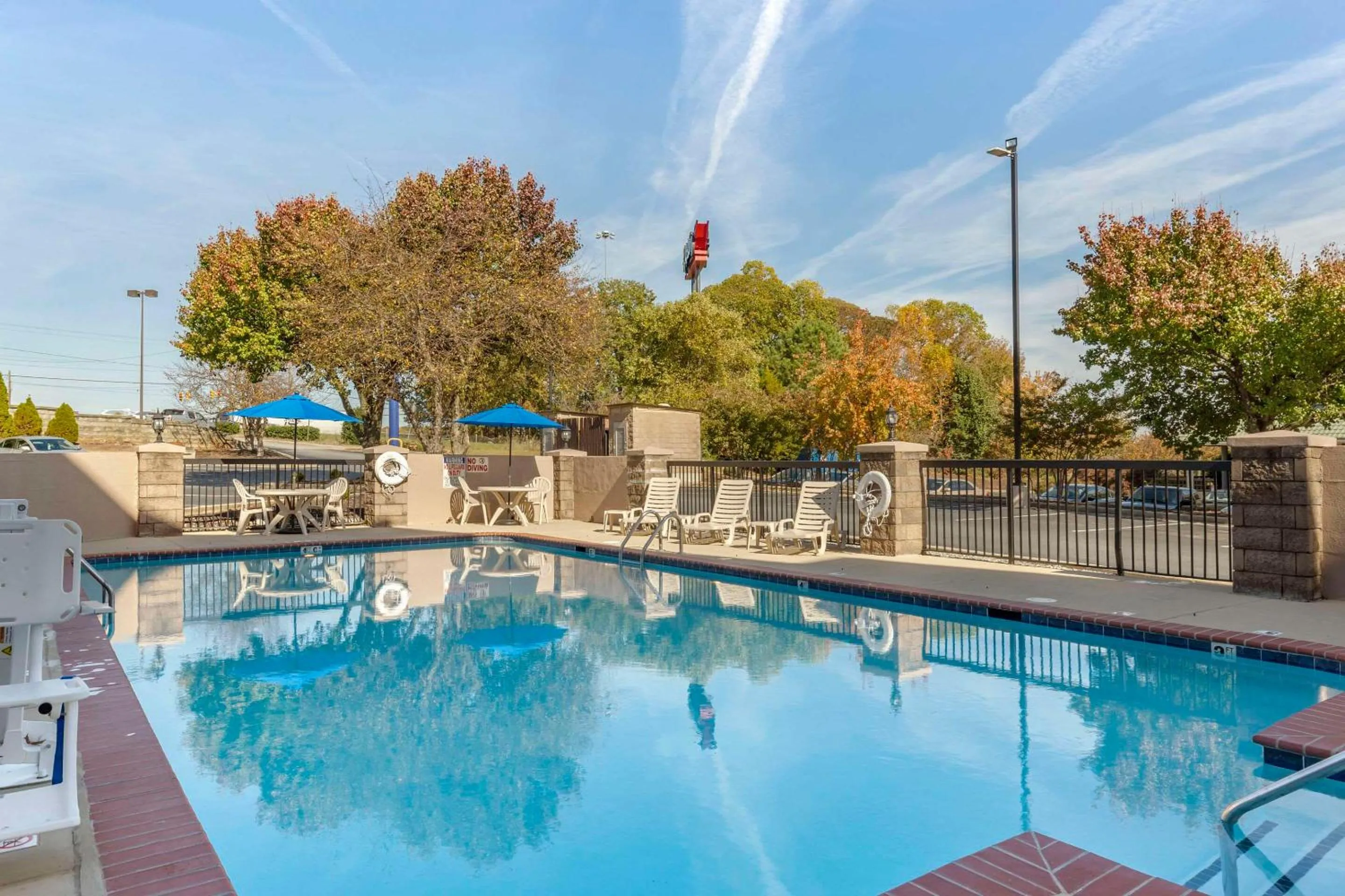 Swimming pool in Comfort Inn Greensboro - Kernersville