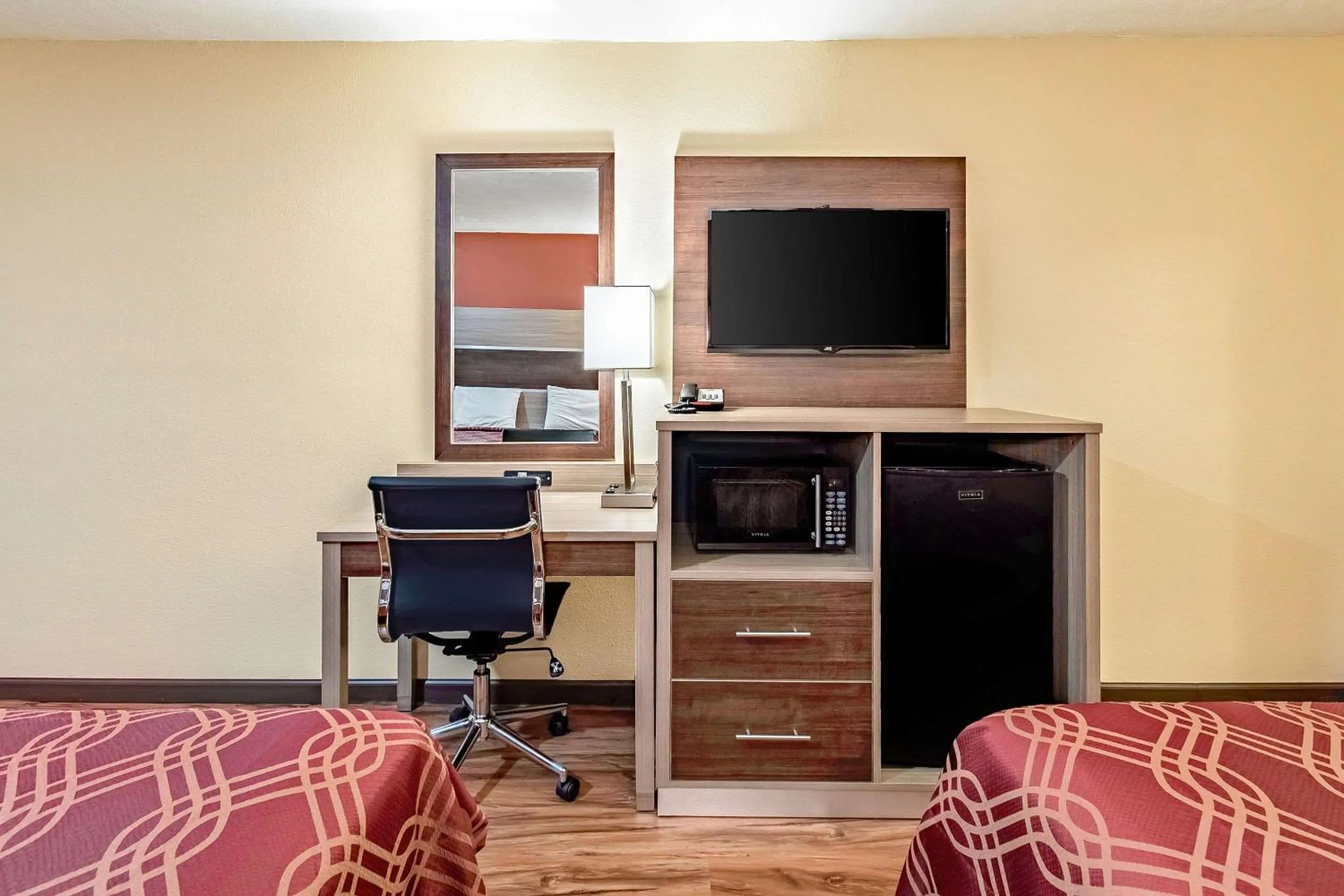 Bedroom in Econo Lodge