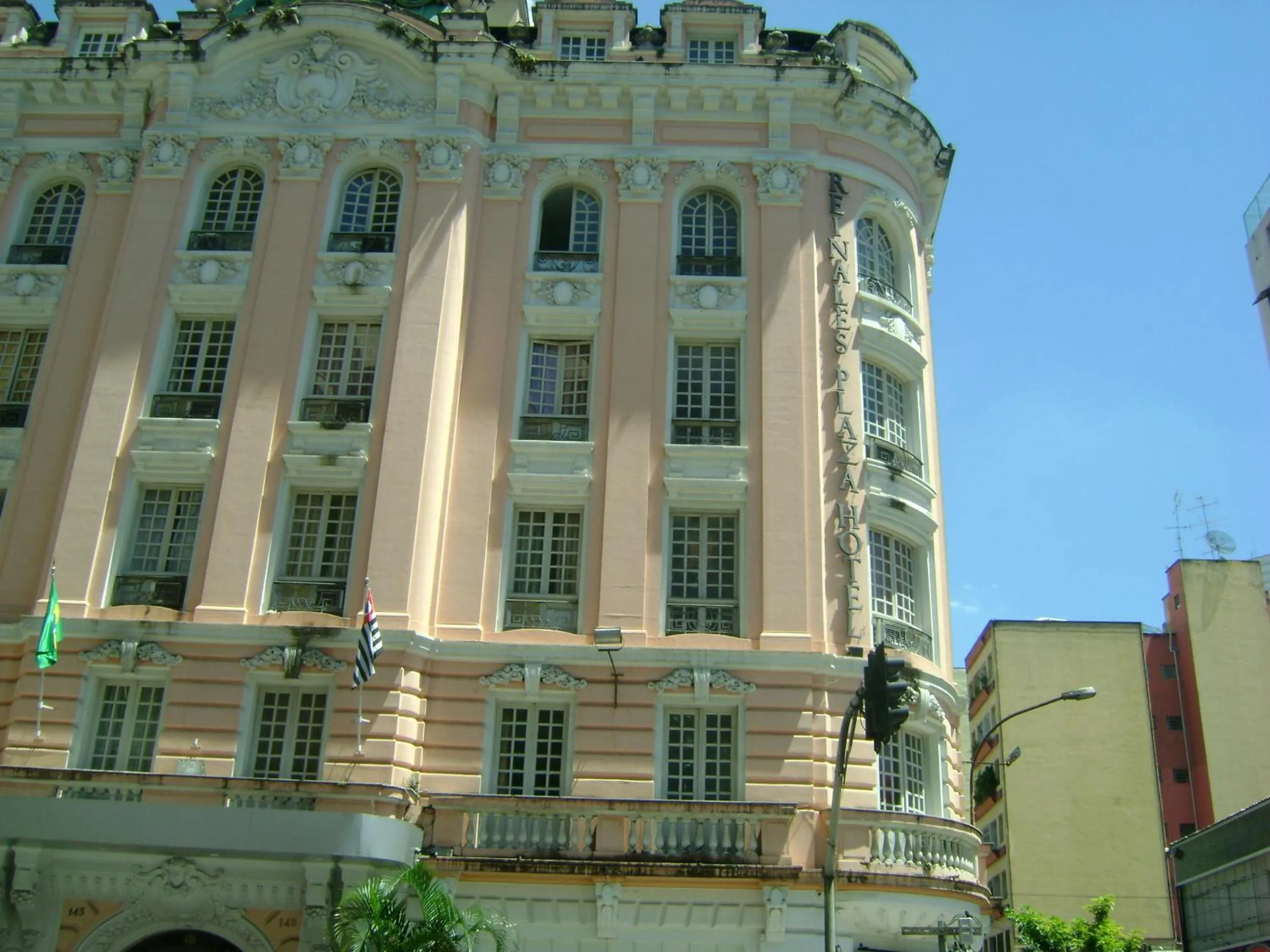 Facade/entrance in Reinales Plaza Hotel
