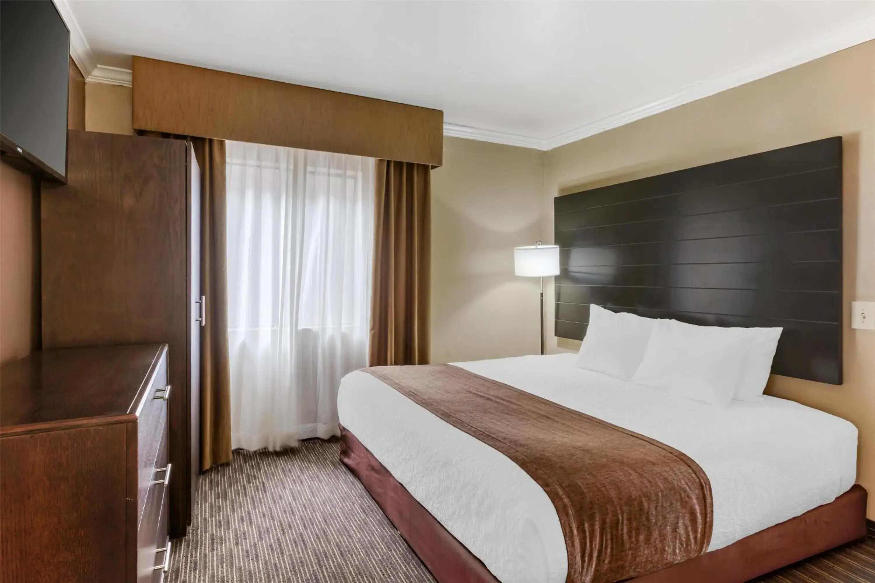 King Suite with Sofa Bed and Walk-In Shower - Disability Access/Non-Smoking in Best Western InnSuites Tucson Foothills Hotel & Suites King Suite with Sofa Bed and Walk-In Shower - Disability Access/Non-Smoking in Best Western InnSuites Tucson Foothills Hotel & Suites