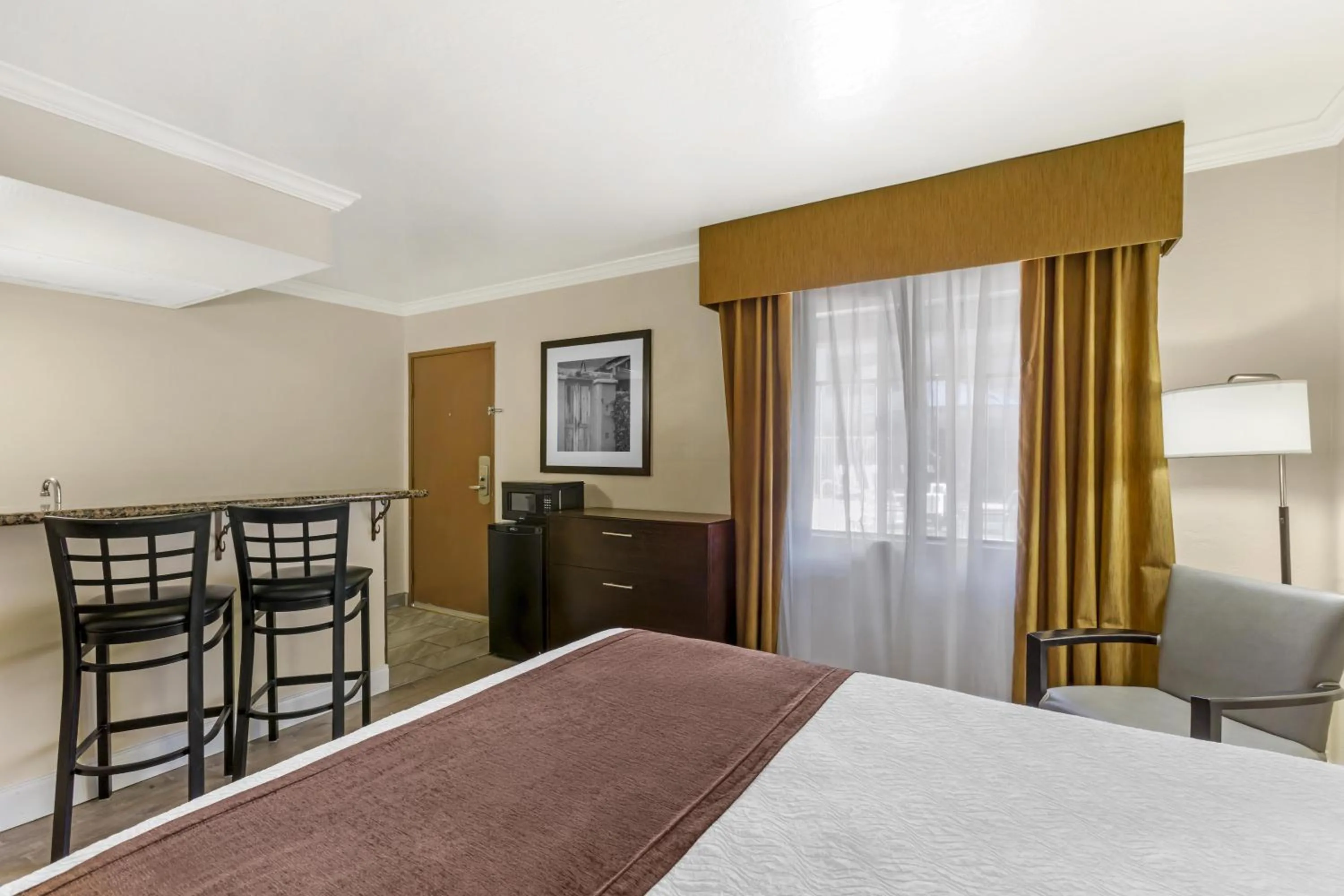 Photo of the whole room, Bed in Best Western InnSuites Tucson Foothills Hotel & Suites