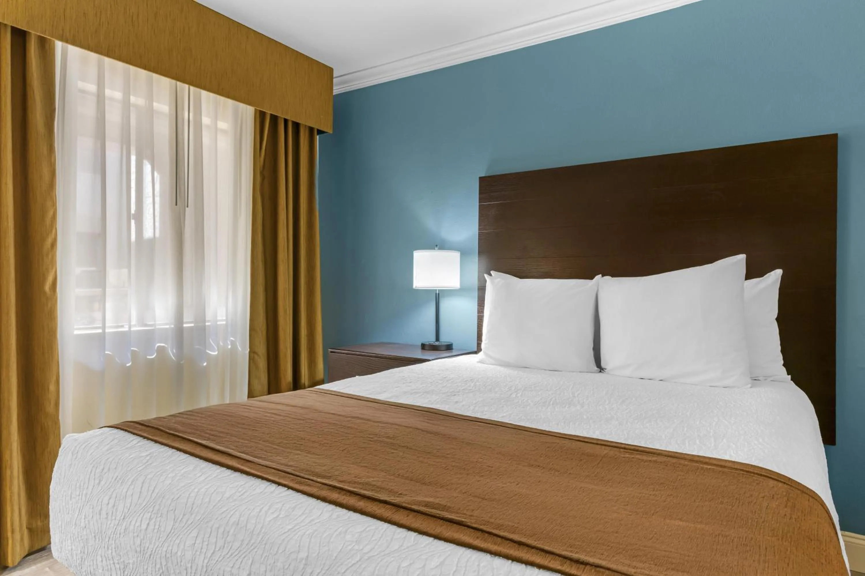 Photo of the whole room, Bed in Best Western InnSuites Tucson Foothills Hotel & Suites