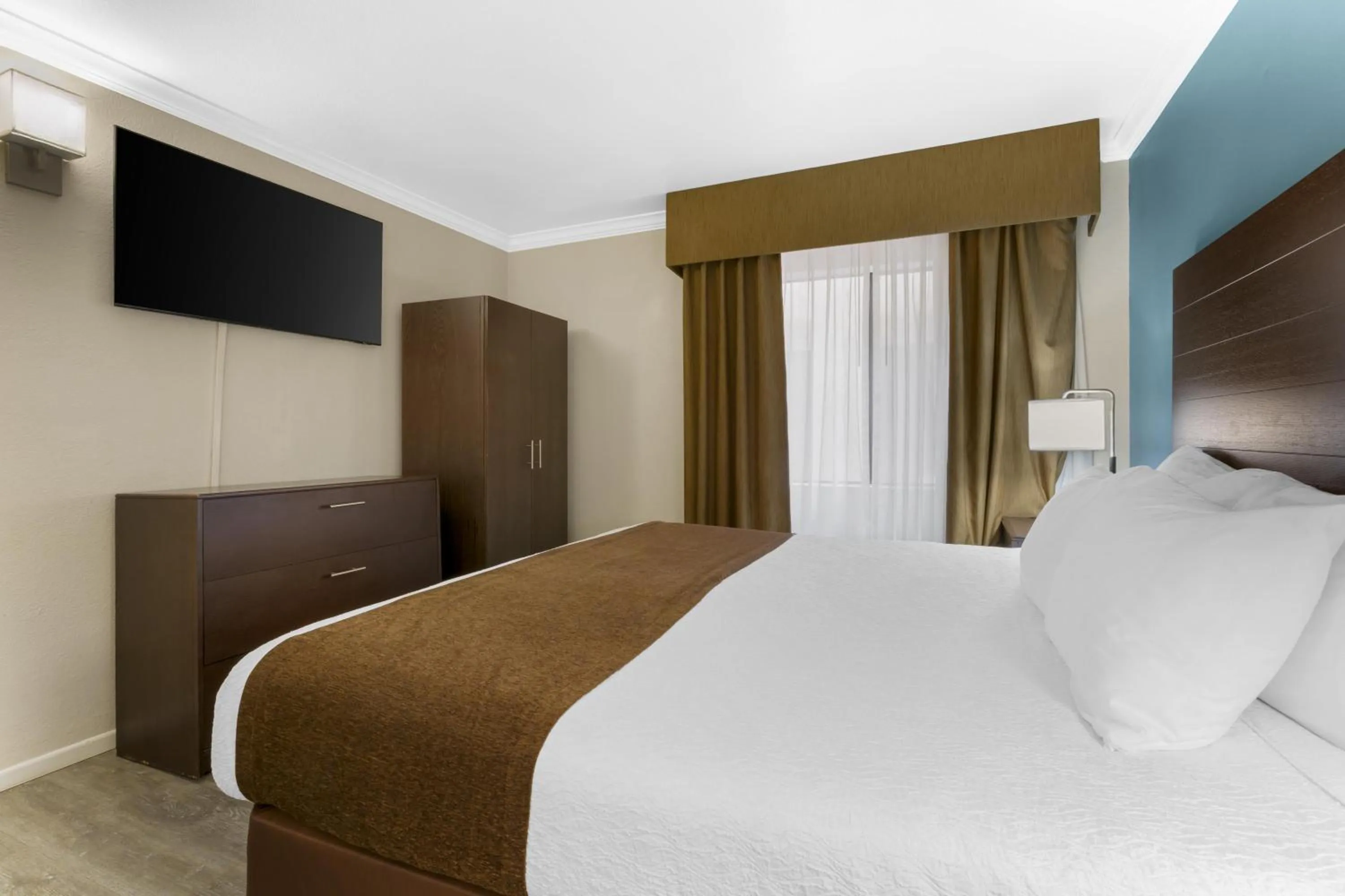 Photo of the whole room, Bed in Best Western InnSuites Tucson Foothills Hotel & Suites