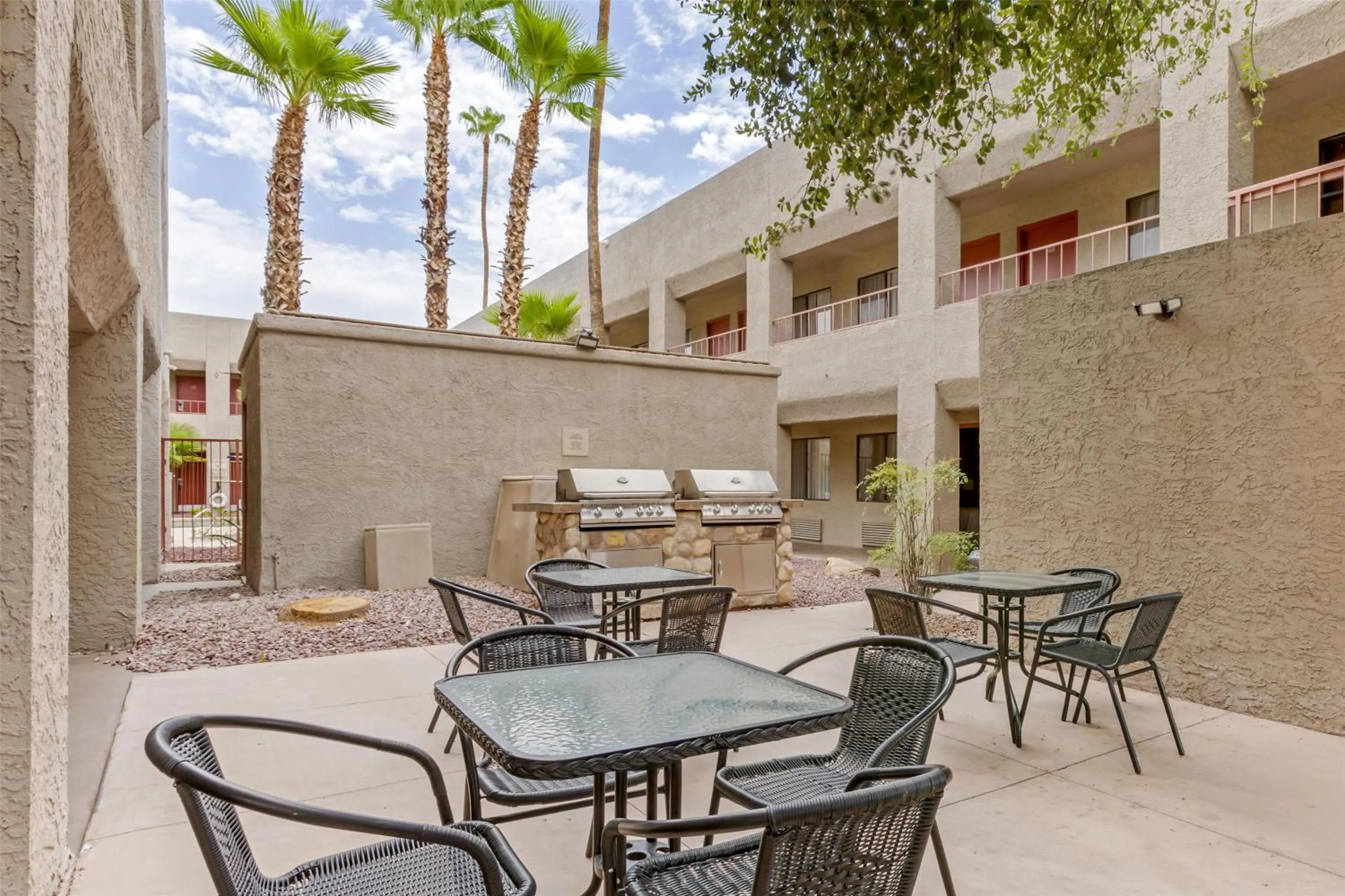 Property building in Best Western InnSuites Tucson Foothills Hotel & Suites