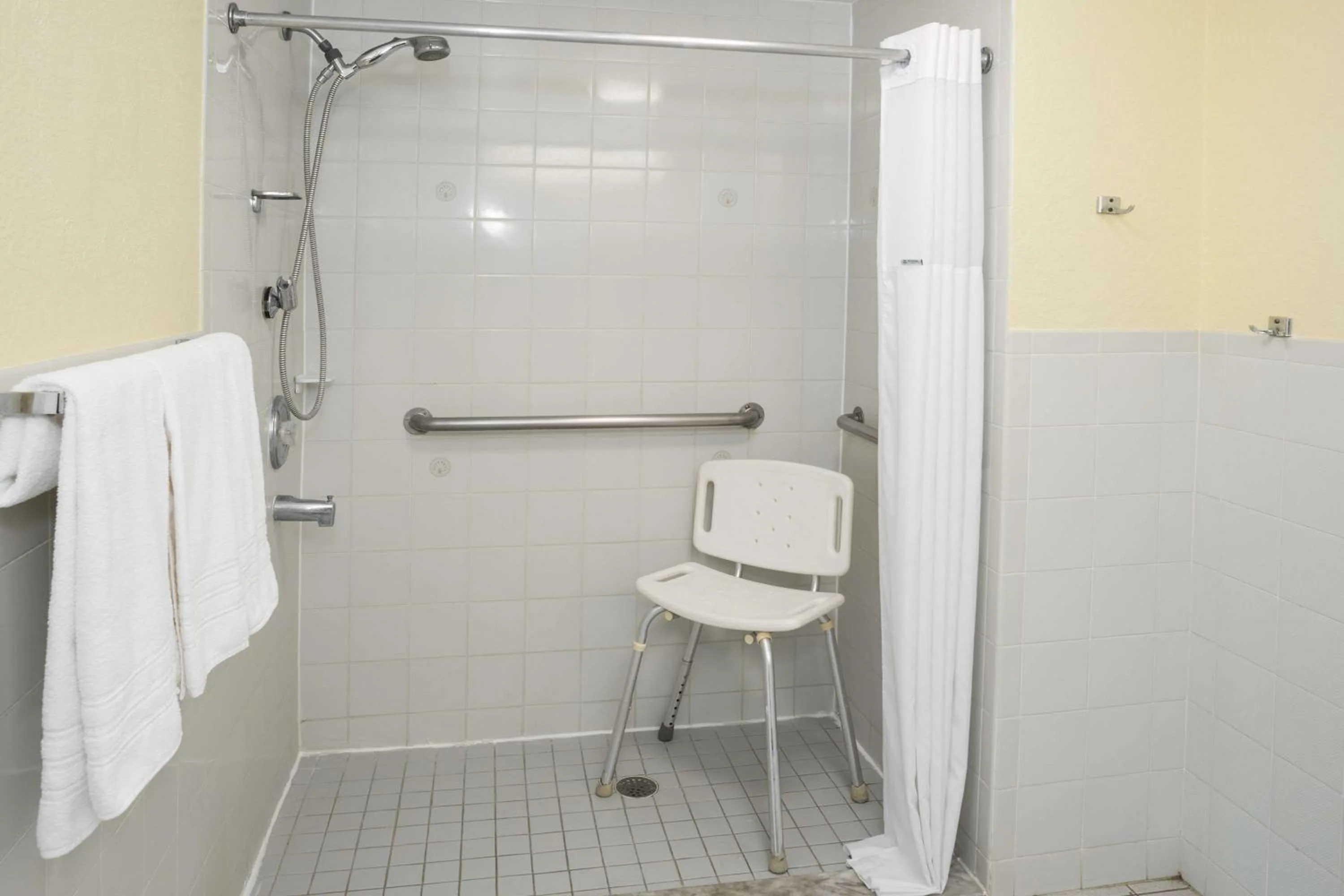 Shower in Days Inn & Suites by Wyndham Port Richey