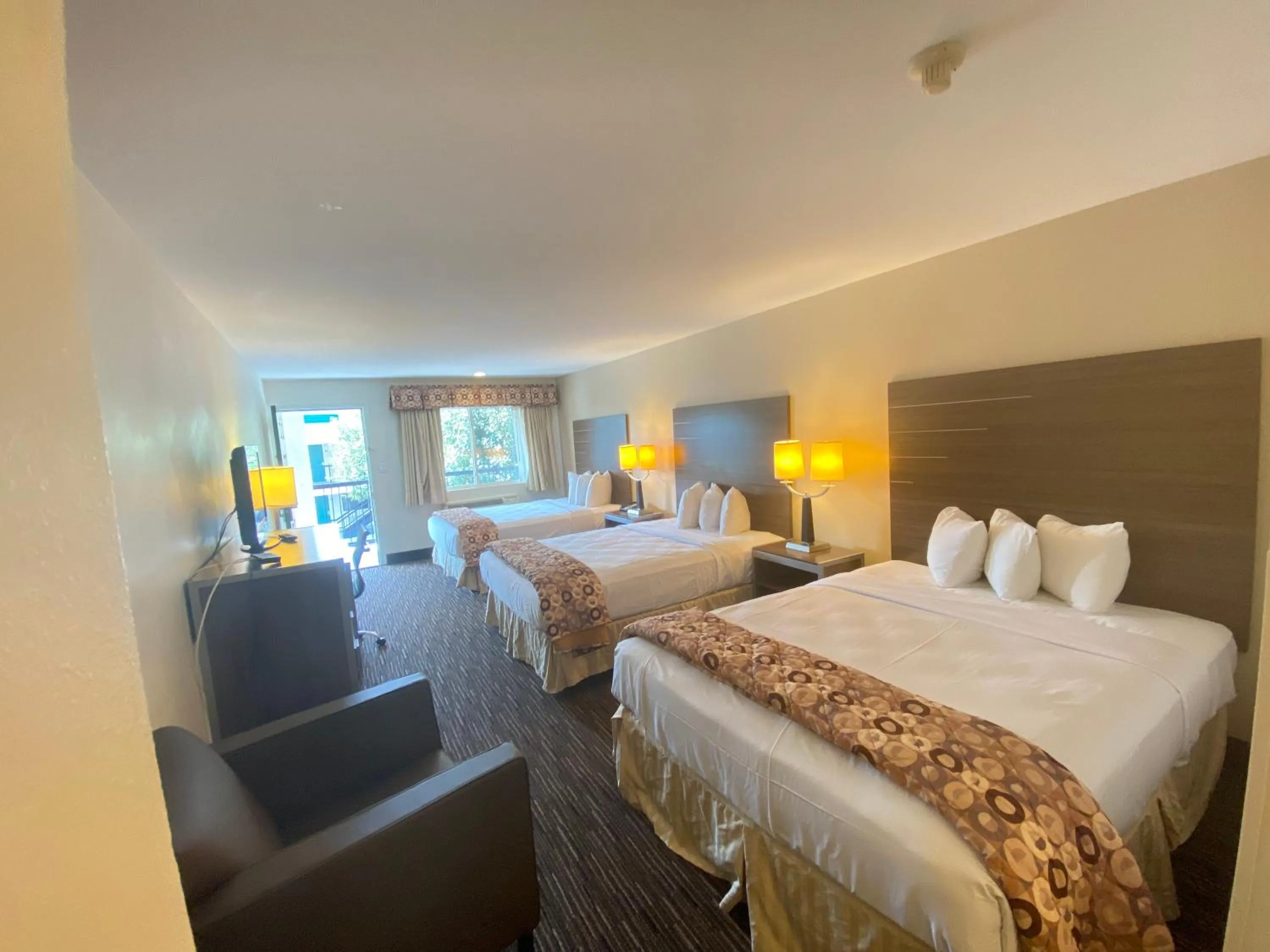 Bed in Garden State Inn