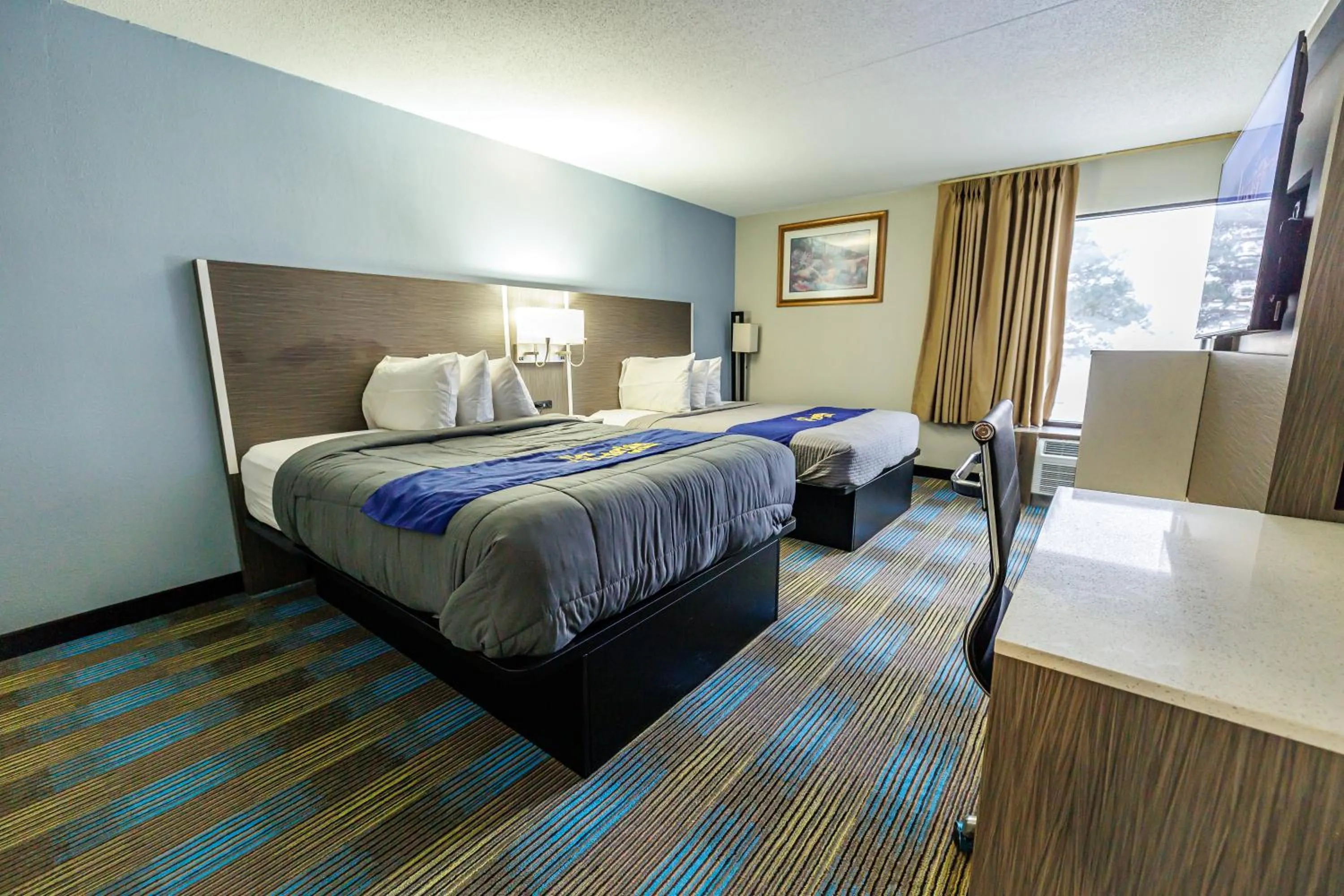 Bed in New Victorian Inn & Suites Omaha