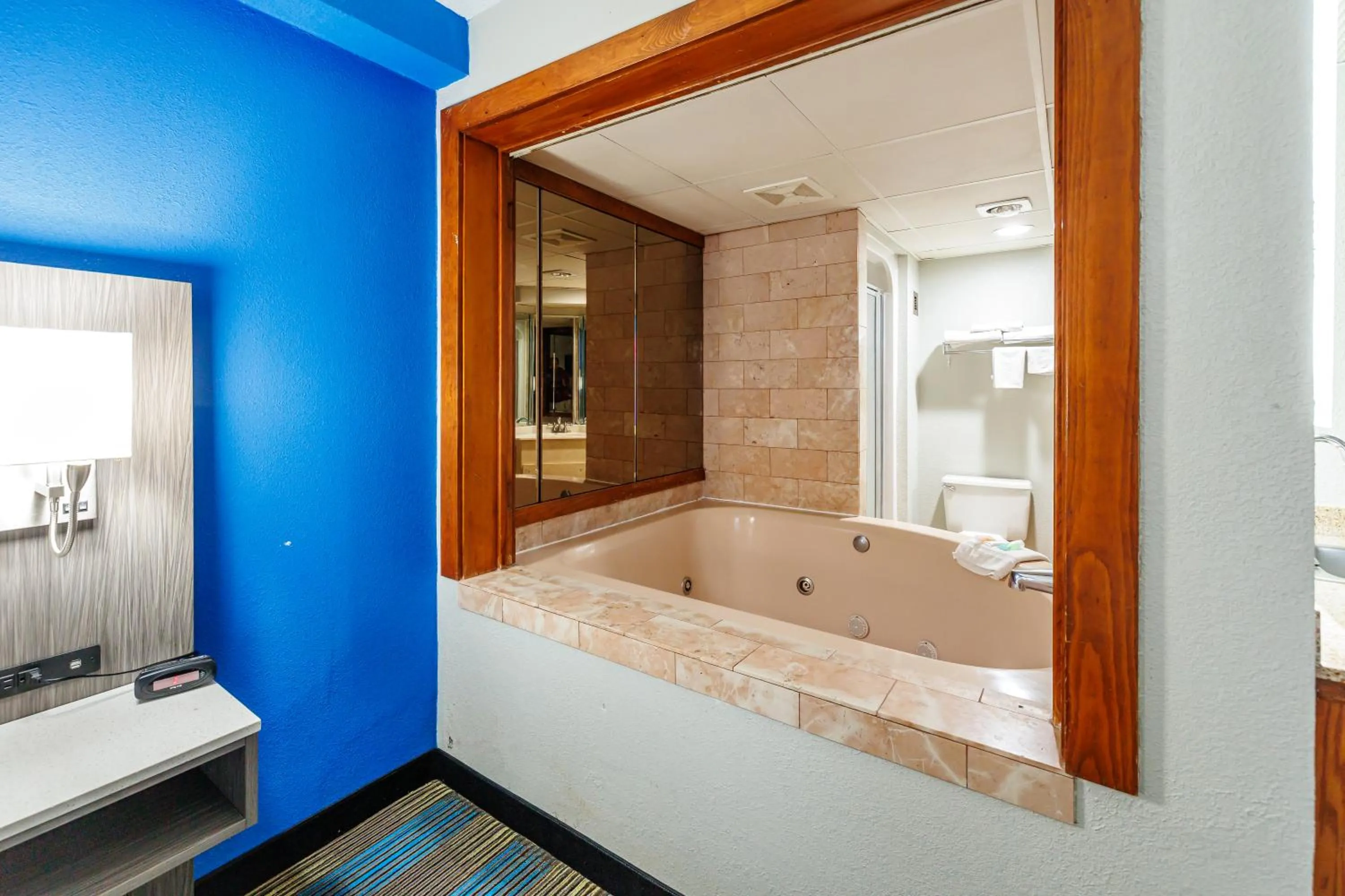 Shower in New Victorian Inn & Suites Omaha