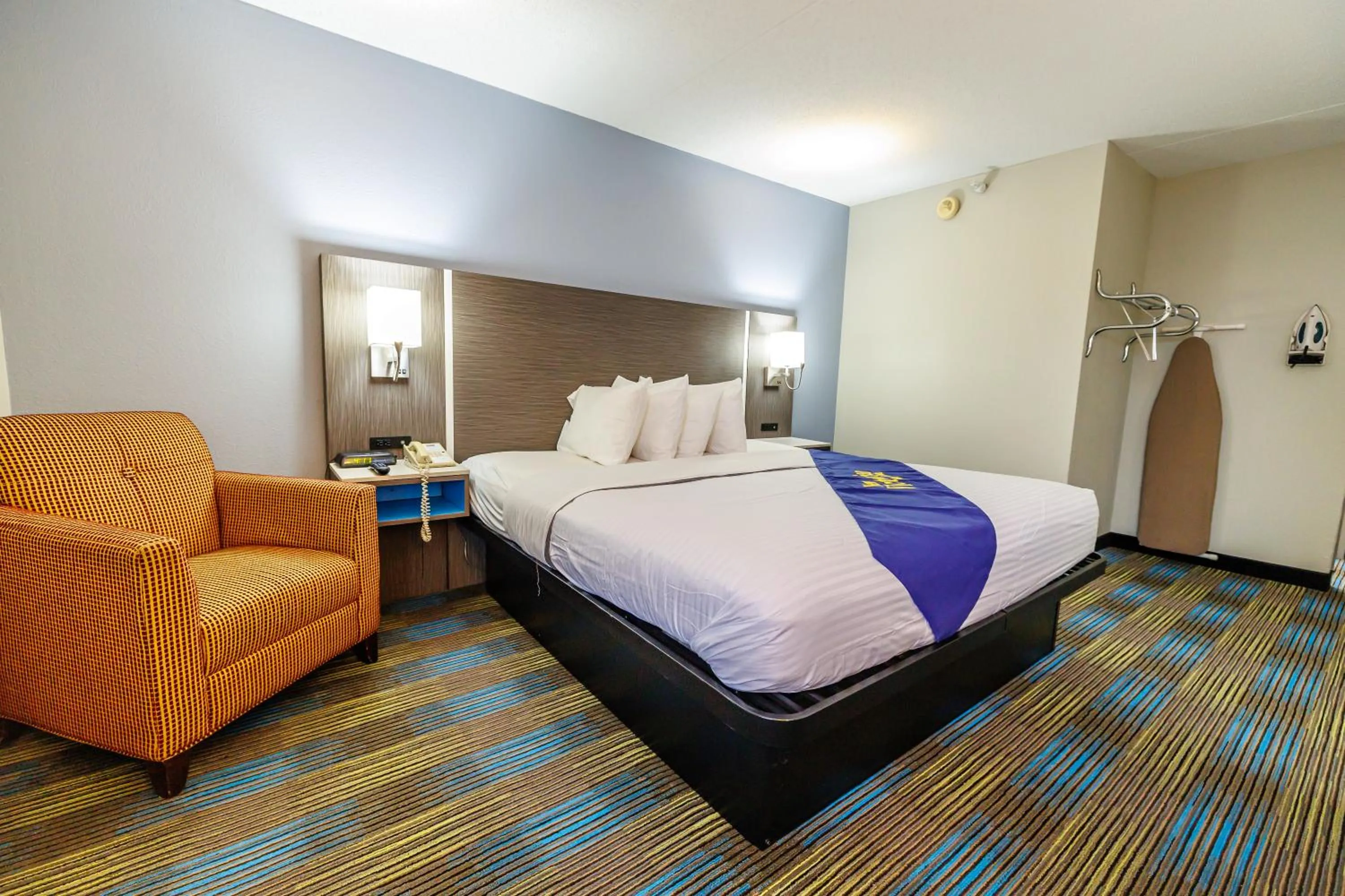 Bed in New Victorian Inn & Suites Omaha