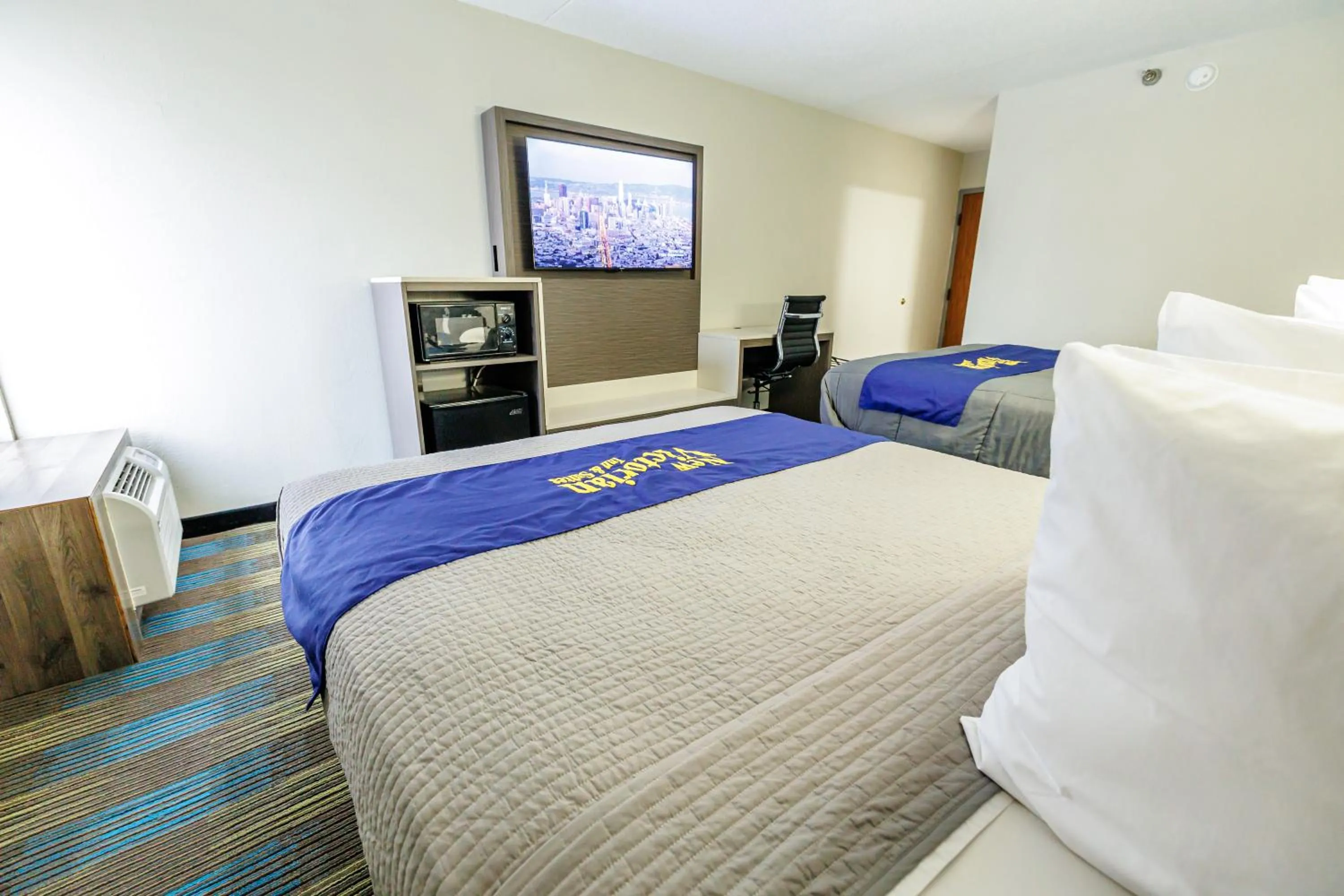 Bed in New Victorian Inn & Suites Omaha