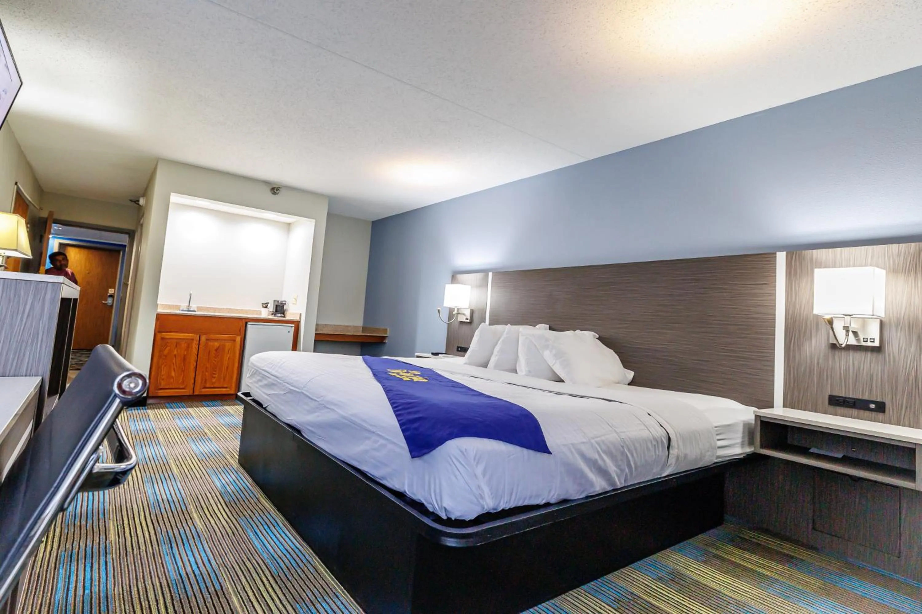 Photo of the whole room, Bed in New Victorian Inn & Suites Omaha