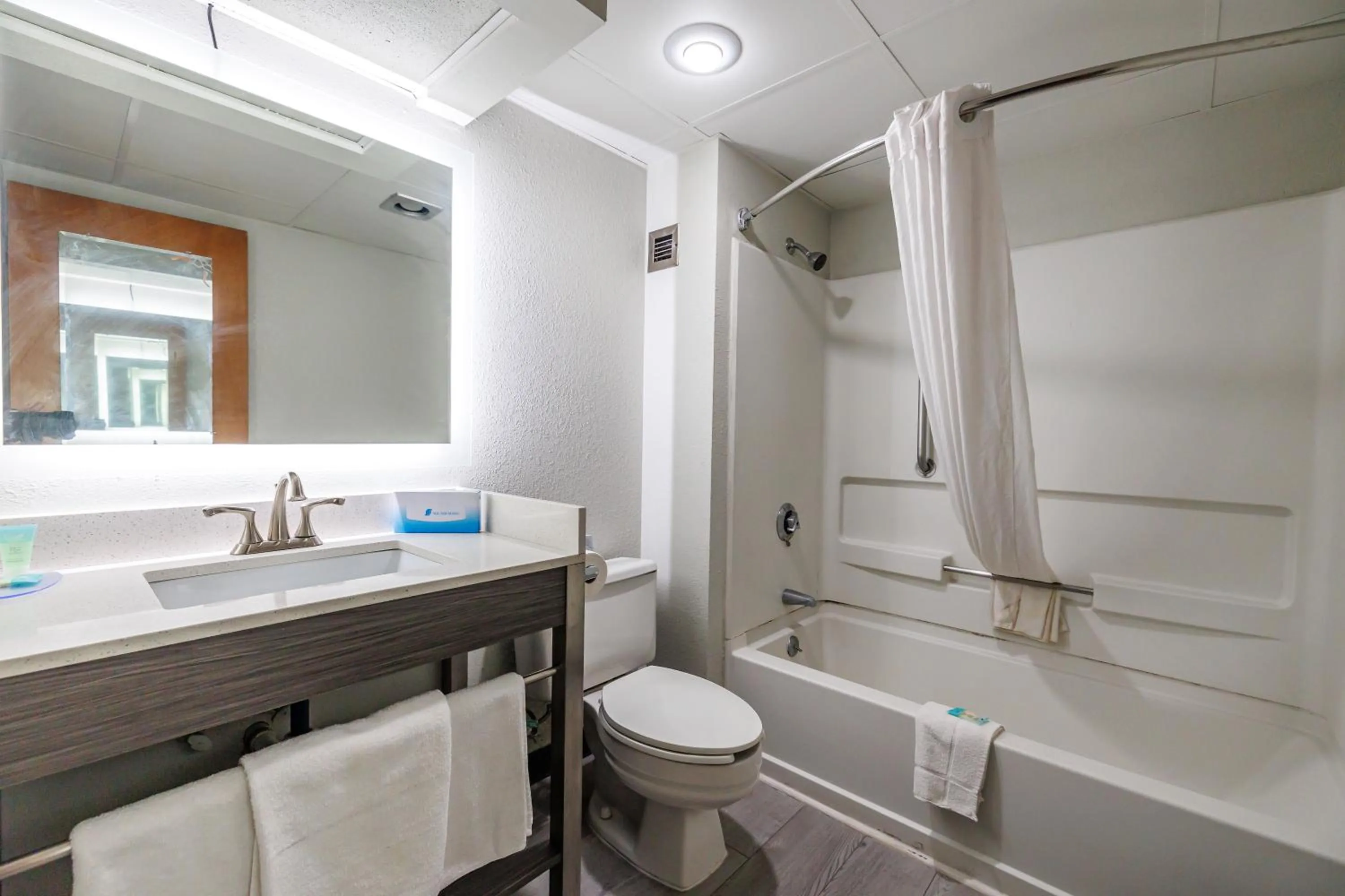 Shower in New Victorian Inn & Suites Omaha