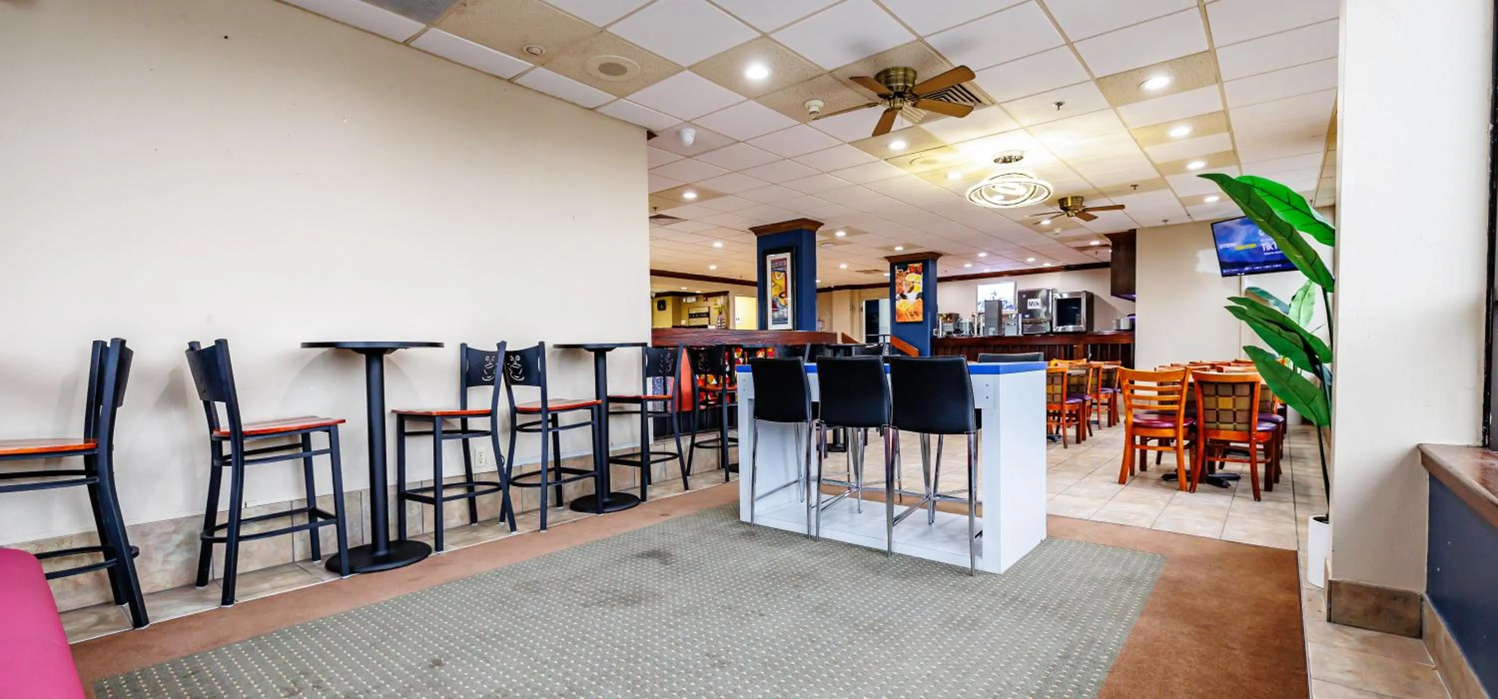 Breakfast in New Victorian Inn & Suites Omaha