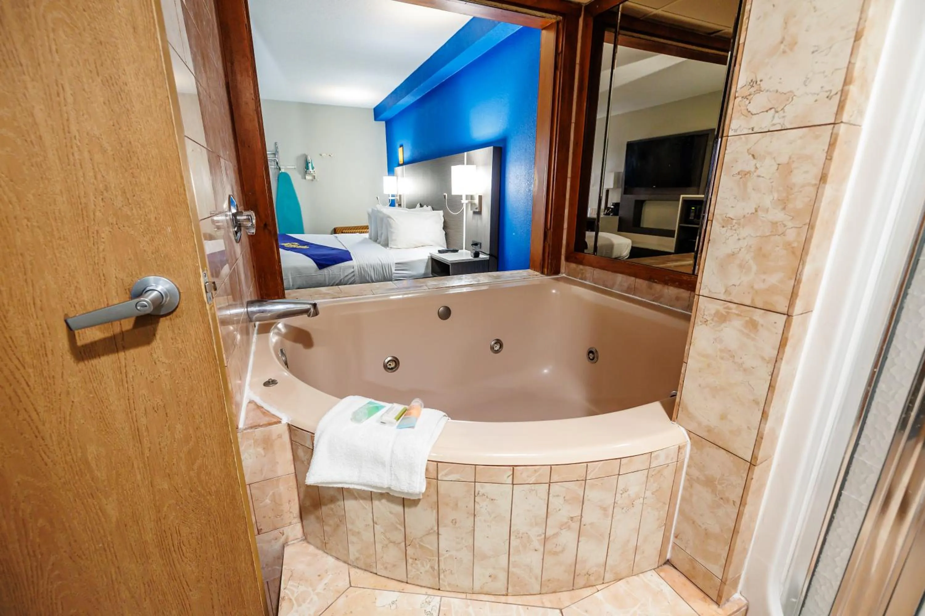 Shower in New Victorian Inn & Suites Omaha