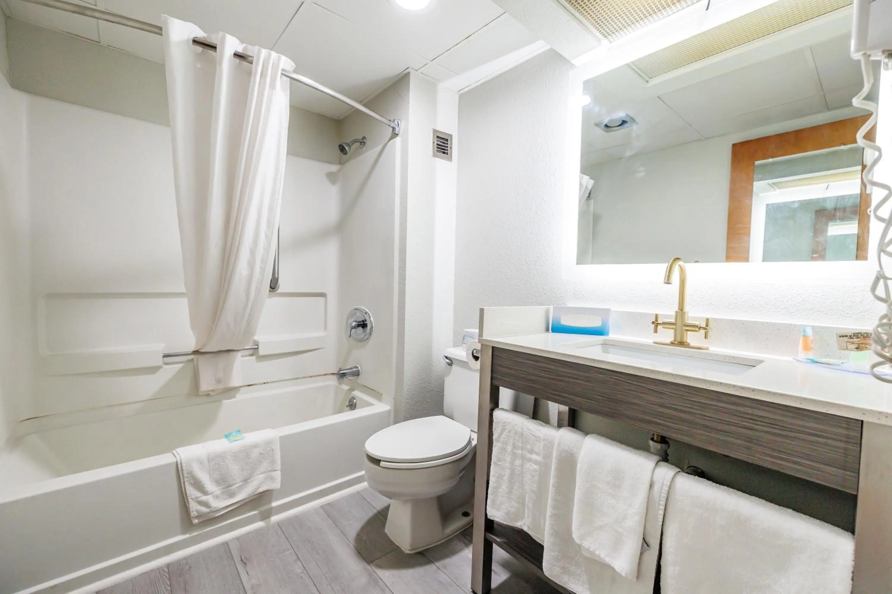 Shower in New Victorian Inn & Suites Omaha