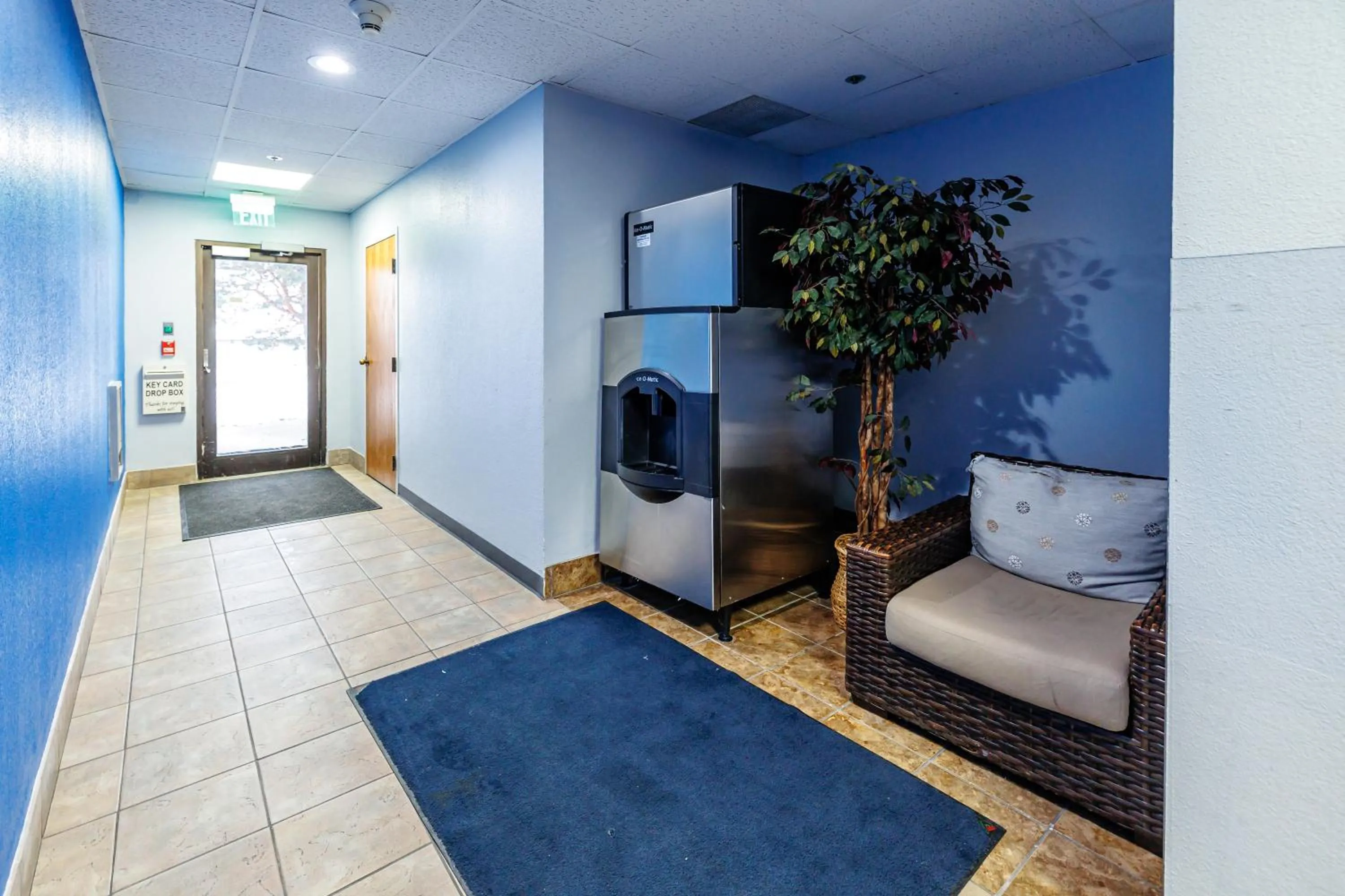 Seating area in New Victorian Inn & Suites Omaha